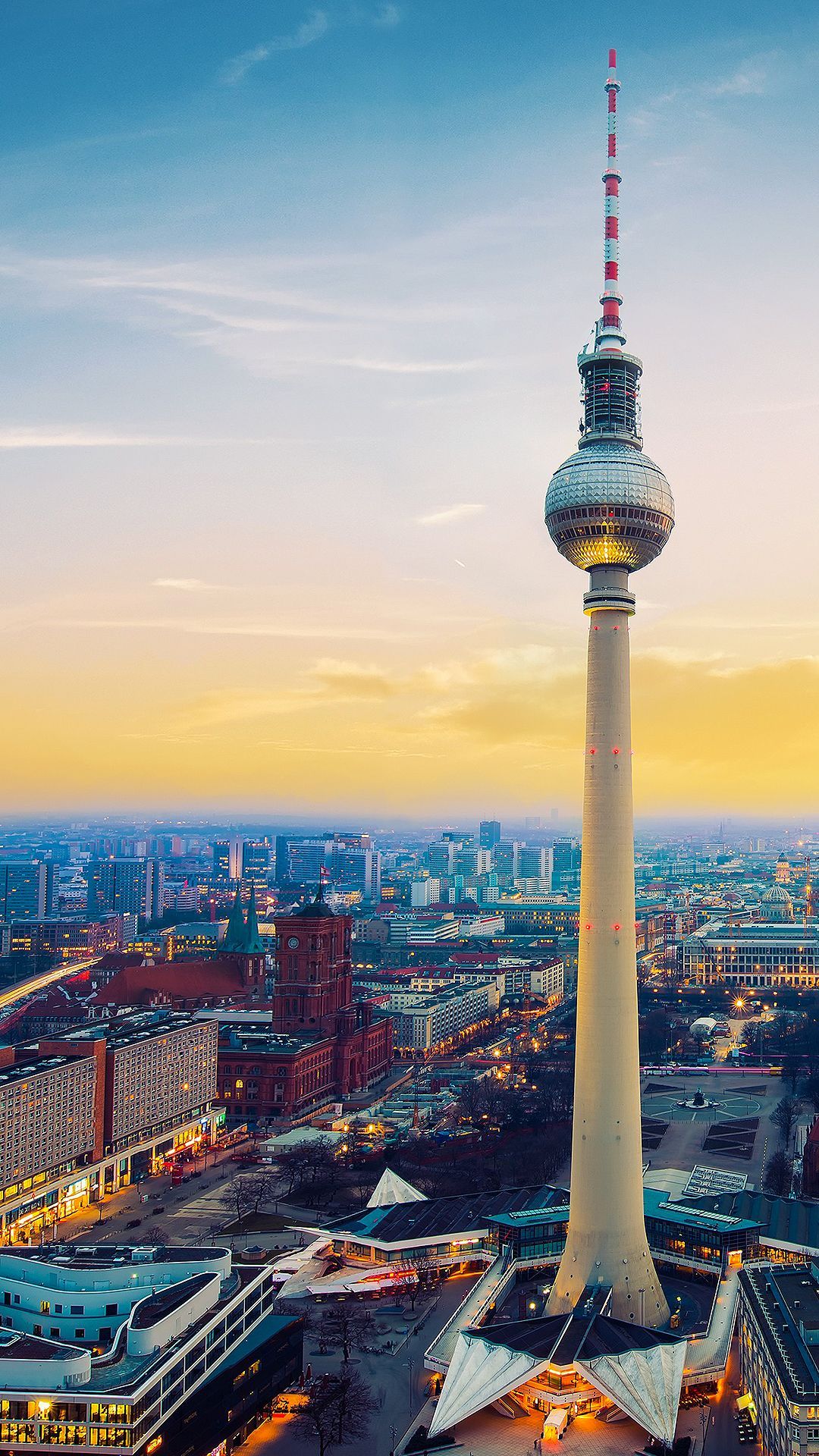 Berliner Fernsehturm, Berlin, Dämmerung, Froschperspektive, Hochformat, Full HD, Handy-Hintergrund