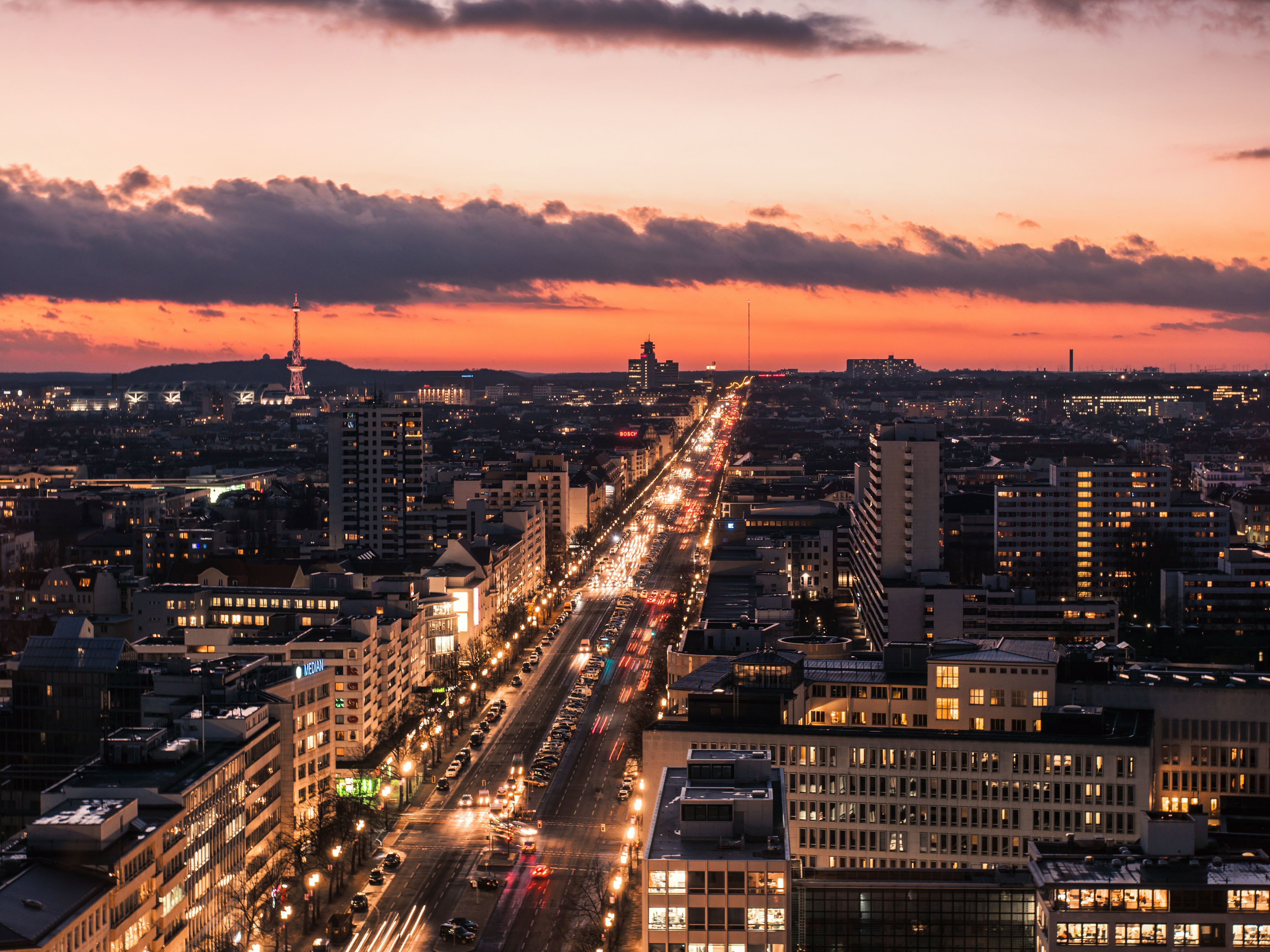 Berlin, Stadtpanorama, Sonnenuntergang, Luftaufnahme, Hauptstraße, Lichtspuren, Tablet-Hintergrund