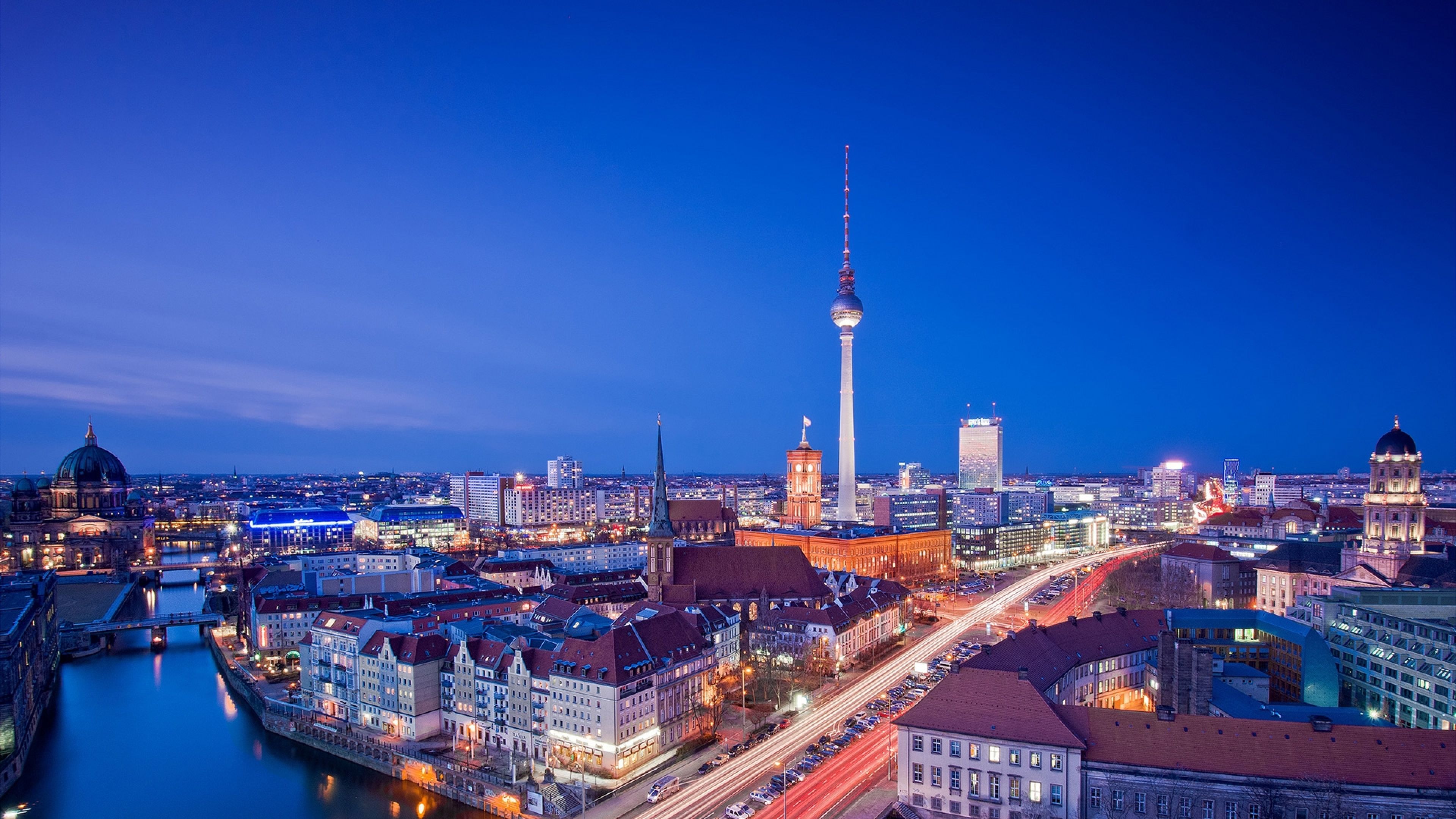 Berliner Fernsehturm, Spree, Berlin, Blaue Stunde, Skyline, Stadtlichter, 4K, Laptop-Hintergrundbild
