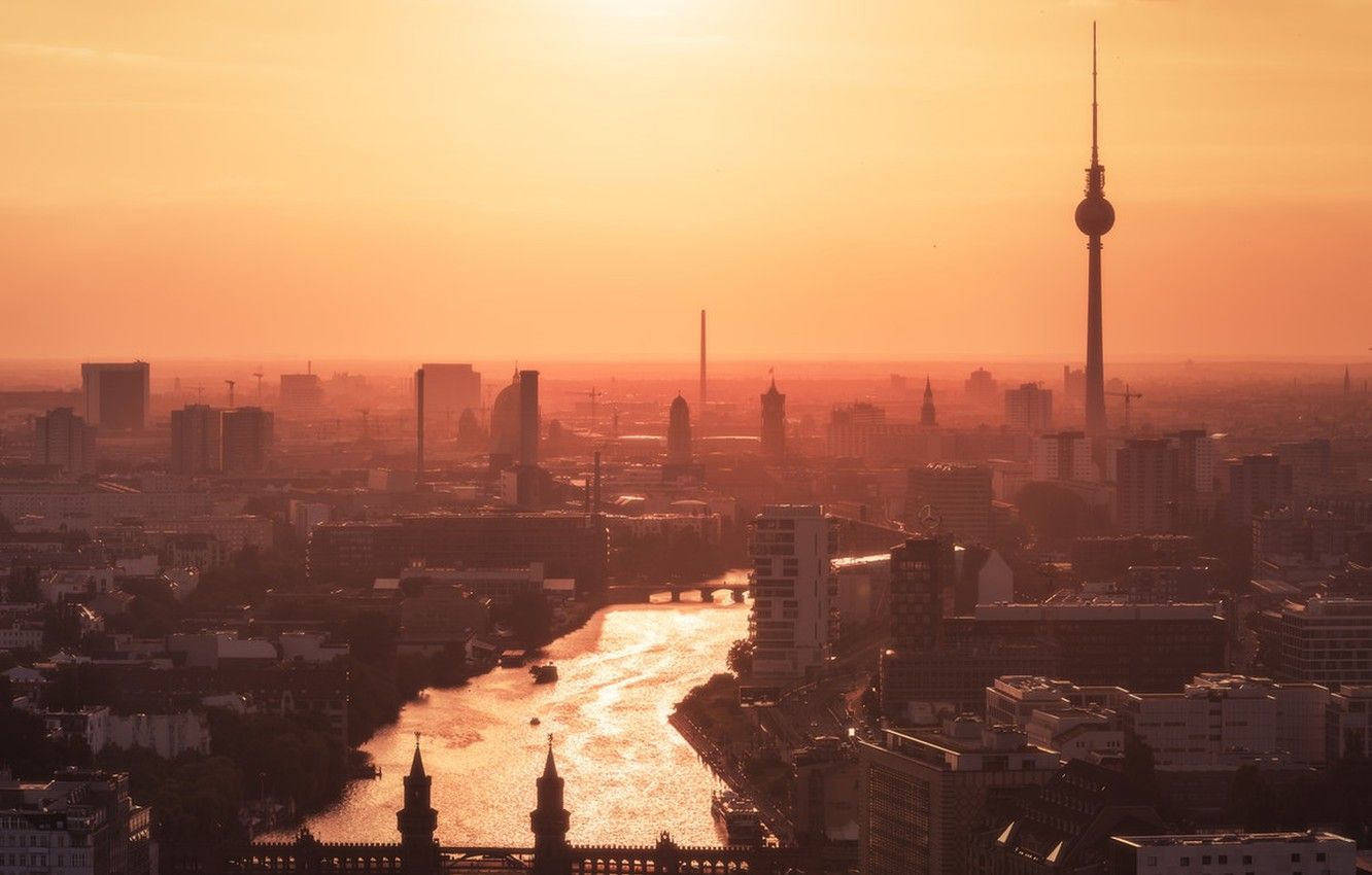 Berliner Fernsehturm, Spree, Berlin, Sonnenuntergang, Dunst, Oranger Himmel, HD-Hintergrundbild