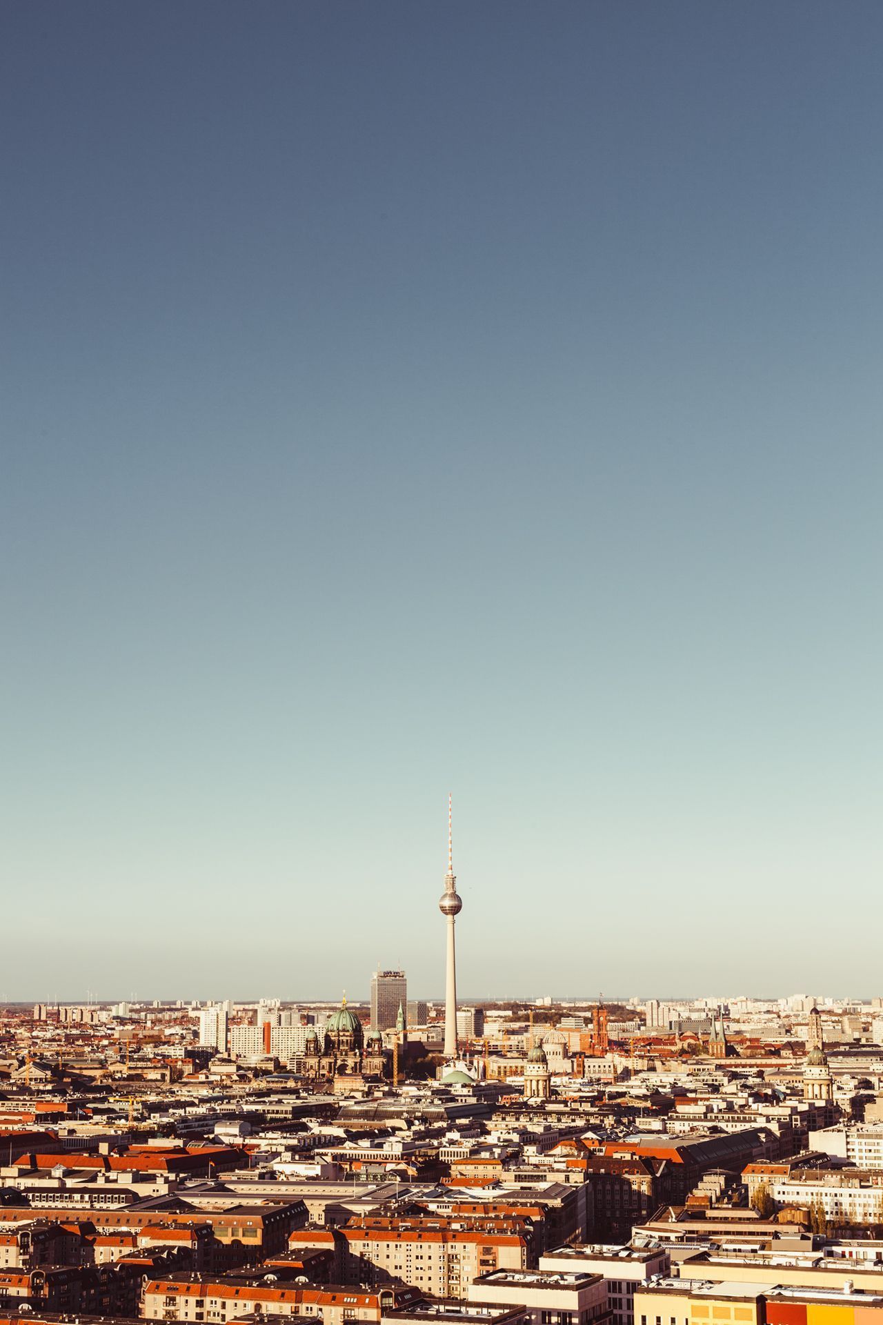 Berliner Fernsehturm, Berlin, Minimalistisch, Klarer Himmel, Stadtpanorama, Full HD, Handy-Hintergrund