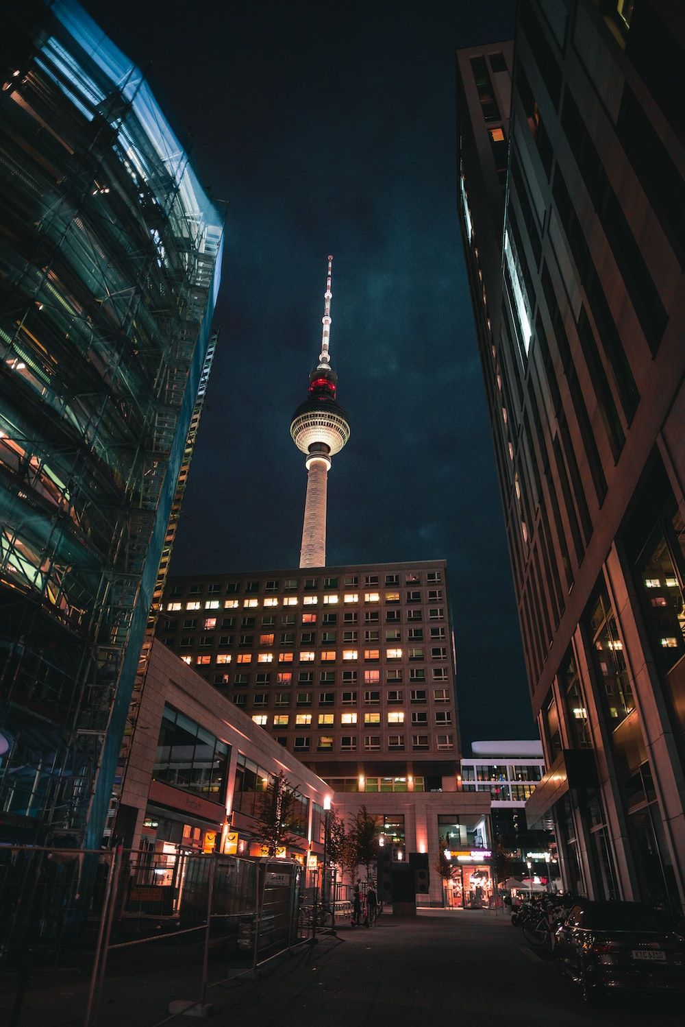 Berliner Fernsehturm, Berlin, Hochhäuser, Nacht, Froschperspektive, Hintergrundbild fürs Tablet