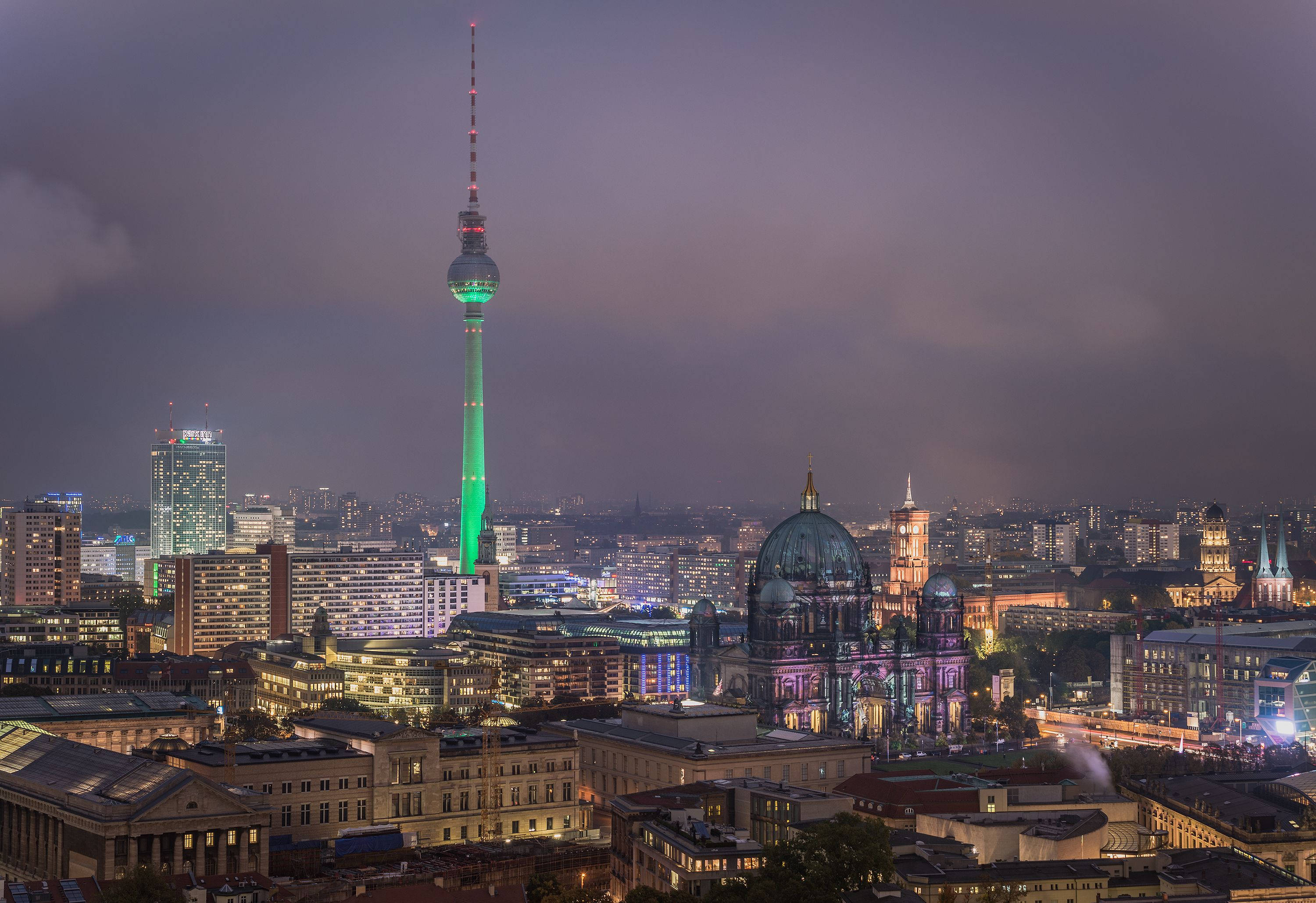 Berliner Fernsehturm, Berliner Dom, Berlin, Grüne Beleuchtung, Nacht, Stadtpanorama, 2K Wallpaper