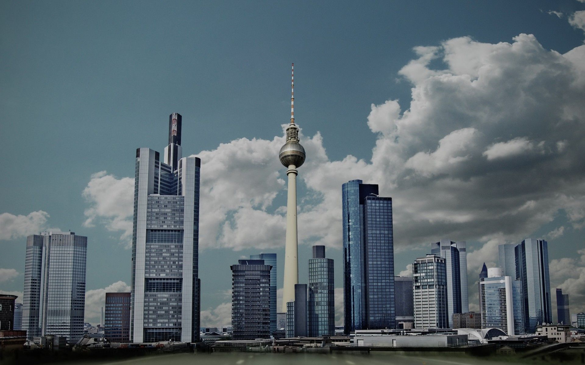 Berliner Fernsehturm, Hochhäuser, Skyline, Fotomontage, Wolken, Full HD, MacBook-Hintergrundbild