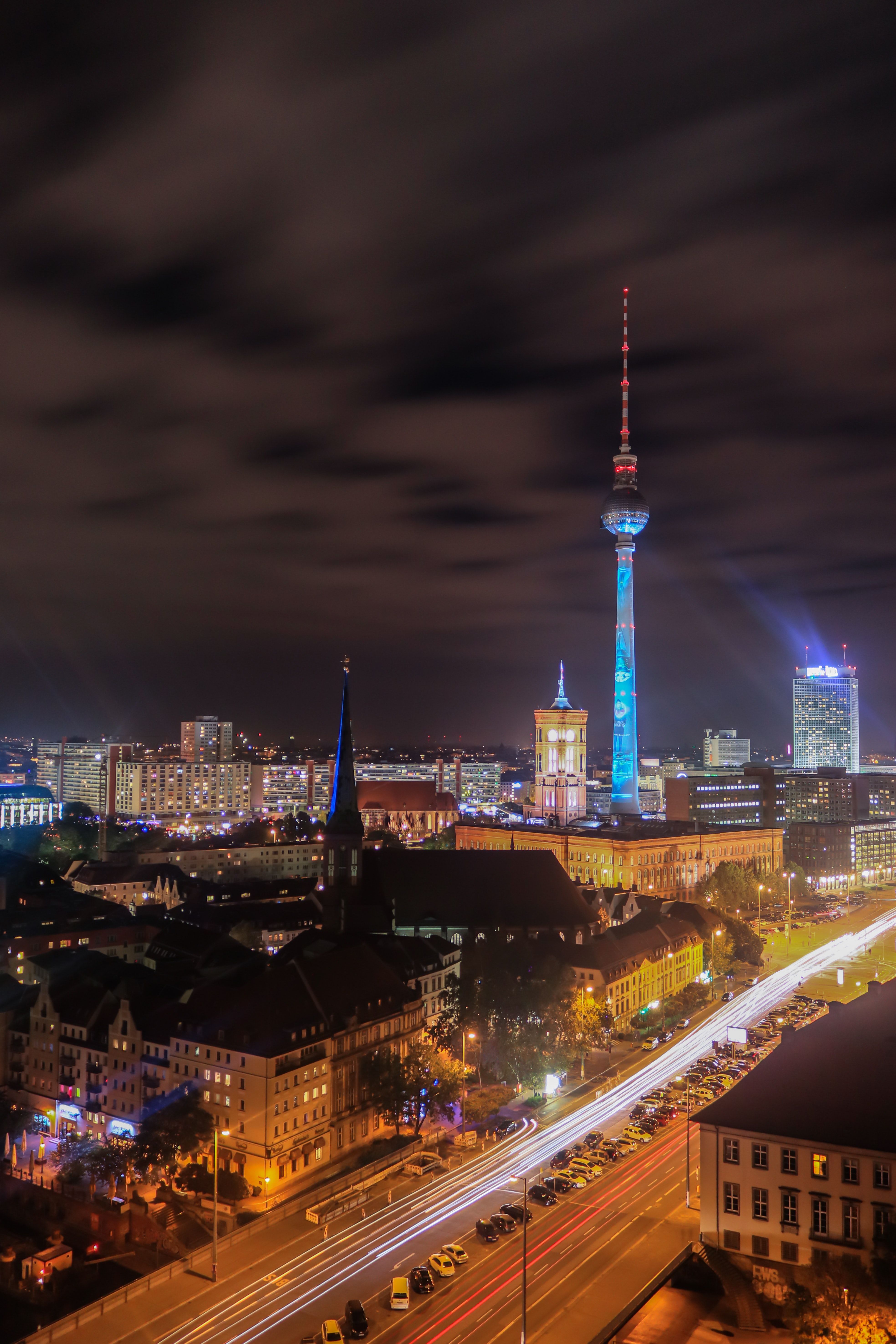 Berliner Fernsehturm, Berlin, Nacht, Blaue Beleuchtung, Lichtspuren, QHD+, iPad-Hintergrundbild