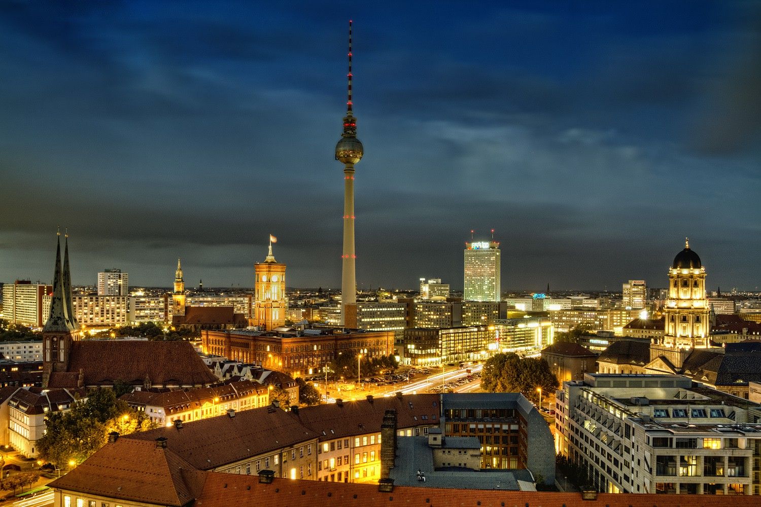 Berliner Fernsehturm, Berlin, Nacht, Stadtlichter, Skyline, Dramatische Wolken, HD-Hintergrundbild