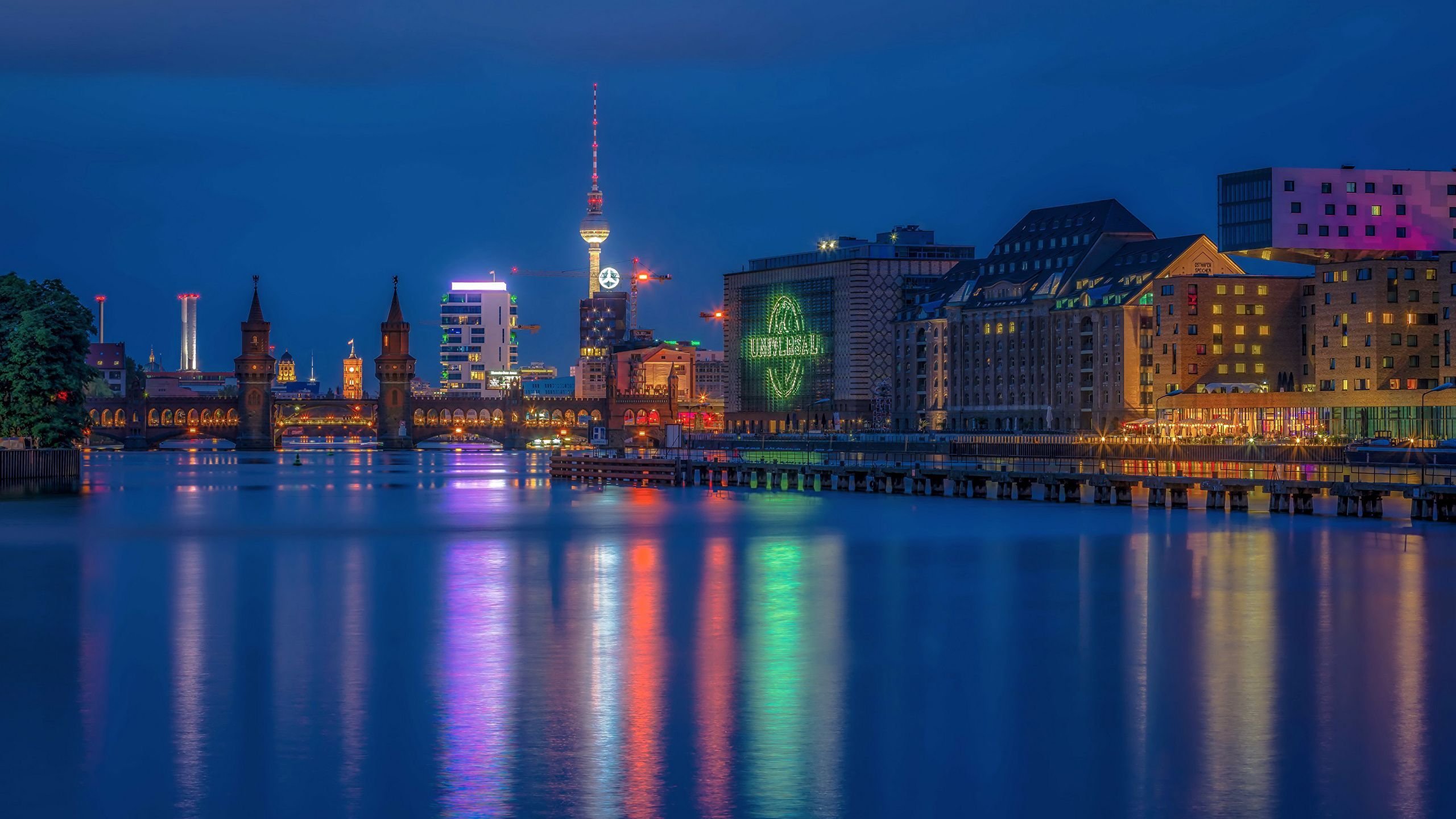 Oberbaumbrücke, Spree, Berlin, Nacht, Spiegelung, Stadtlichter, 2560x1440, PC-Hintergrundbild