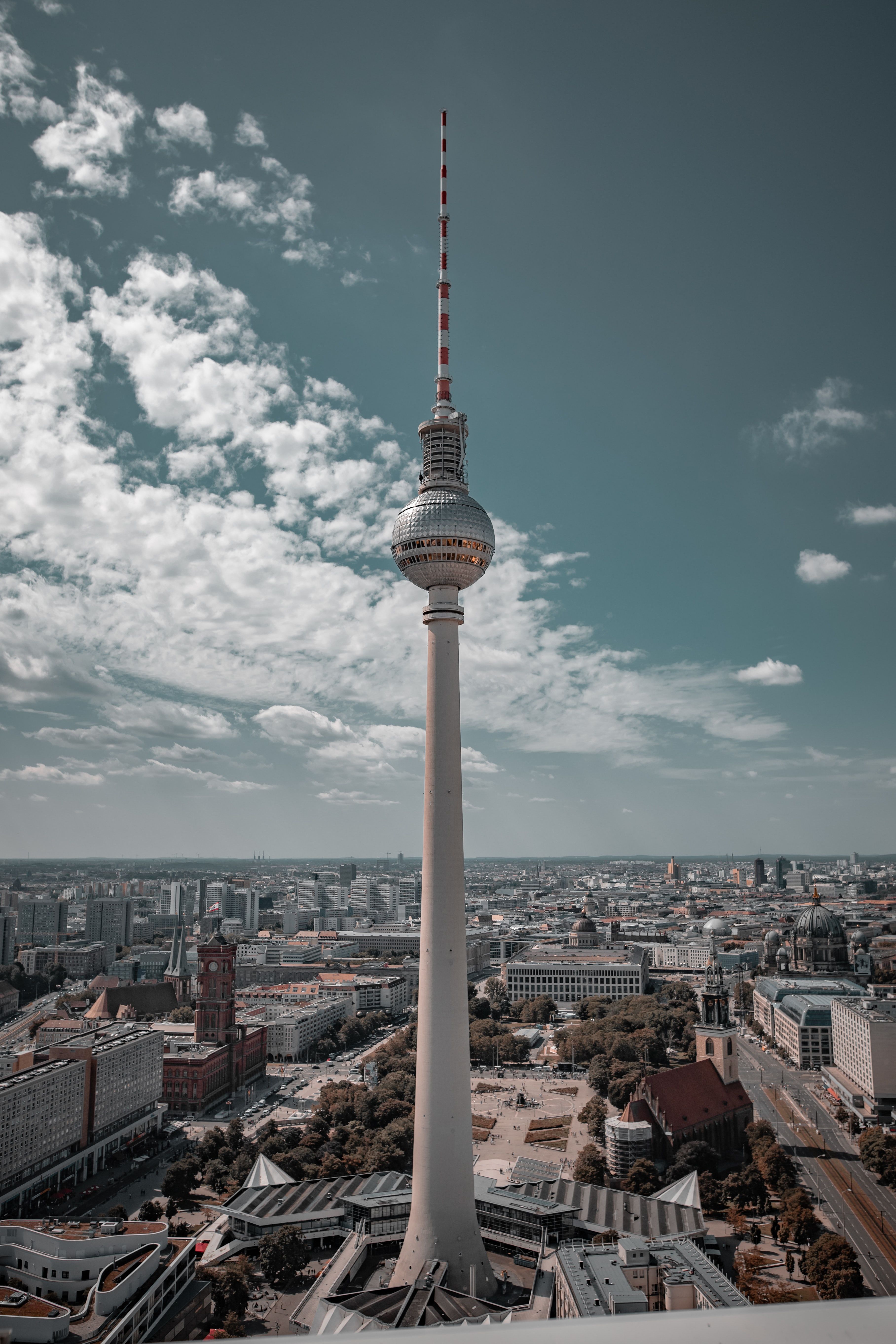 Berliner Fernsehturm, Berlin, Wolken, Froschperspektive, Hochformat, QHD+, Tablet-Hintergrund
