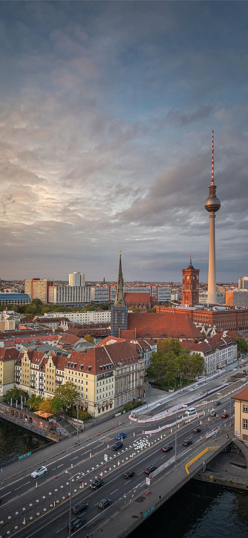Berliner Fernsehturm, Berlin, Stadtansicht, Bewölkt, Hochformat, HD, Handy-Hintergrundbild