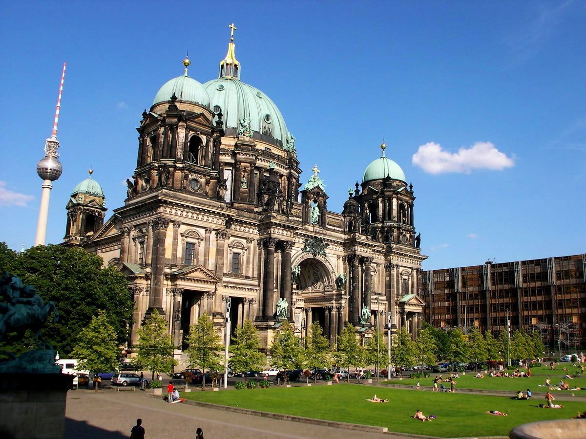 Berliner Dom, Berliner Fernsehturm, Lustgarten, Berlin, Blauer Himmel, Kuppel, Tablet-Hintergrundbild