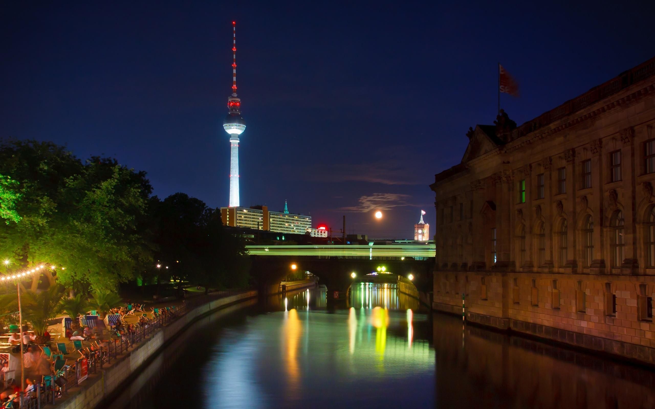 Berliner Fernsehturm, Spree, Berlin, Nacht, Uferpromenade, Mond, 2K, Breitbild-Hintergrundbild