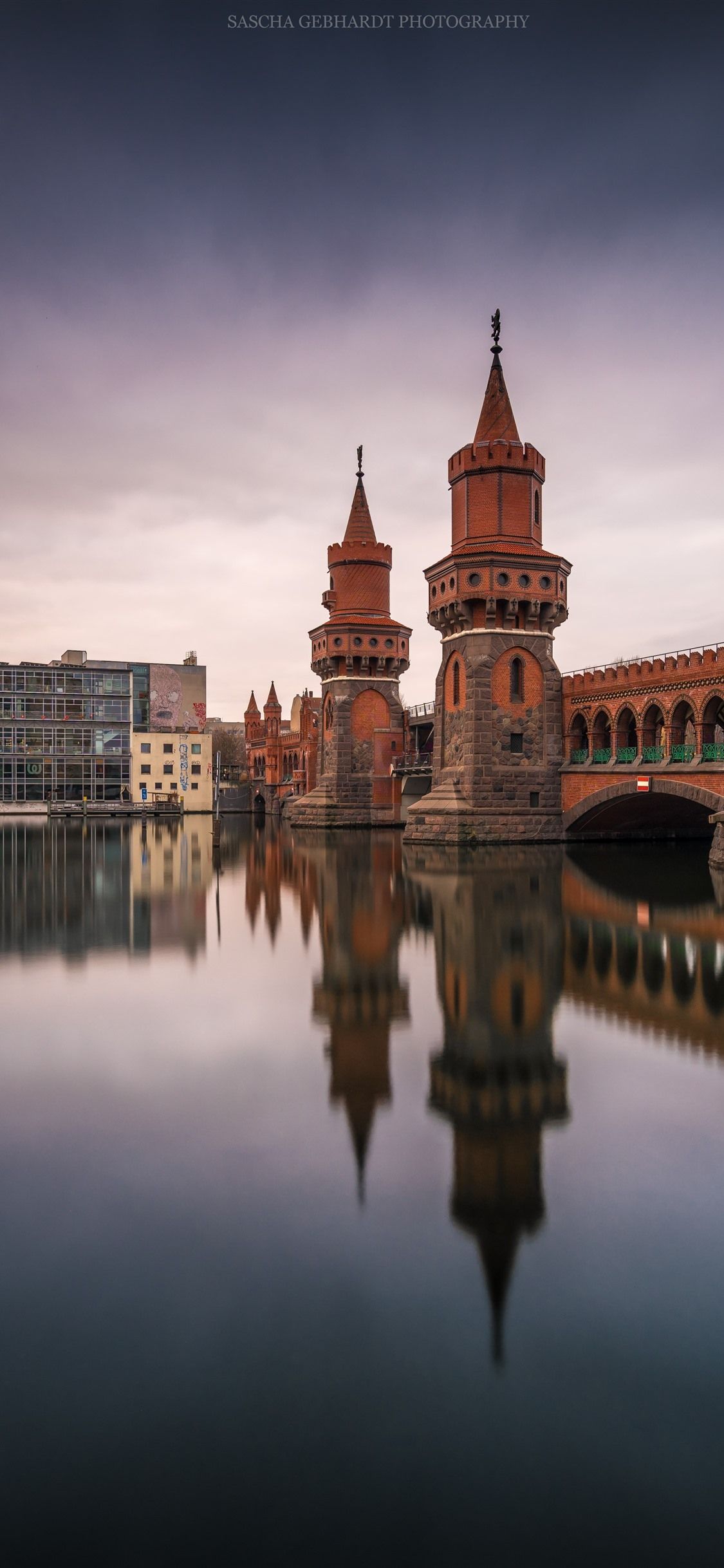 Oberbaumbrücke, Spree, Berlin, Spiegelung, Dämmerung, Hochformat, Full HD, iPhone-Hintergrundbild