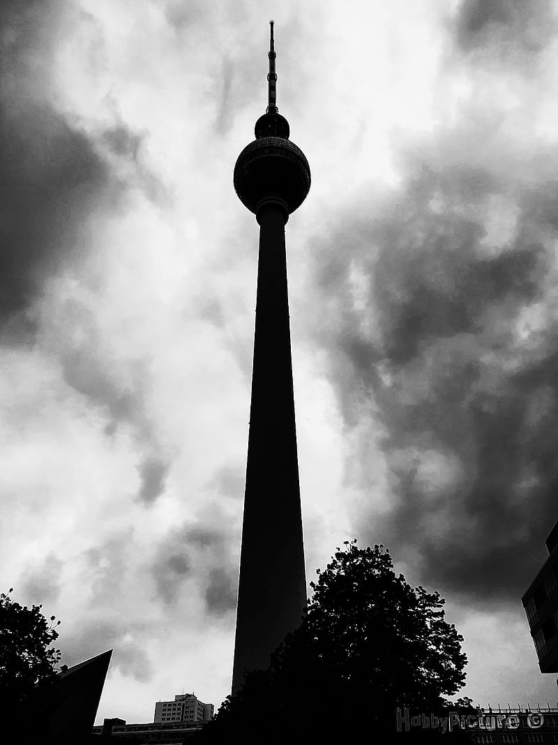 Berliner Fernsehturm, Silhouette, Schwarzweiß, Wolken, Froschperspektive, HD, Tablet-Hintergrund
