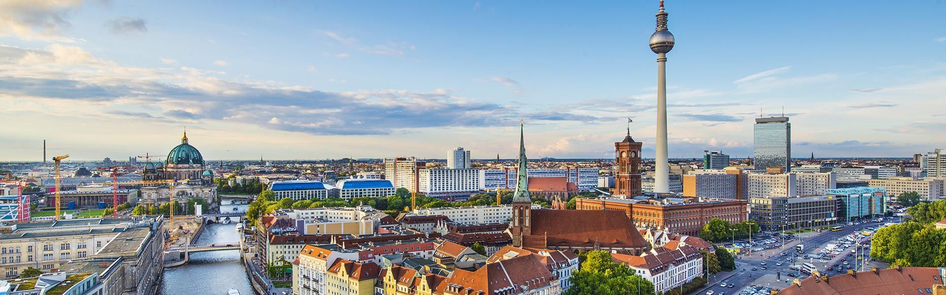 Berliner Fernsehturm, Rotes Rathaus, Berlin, Stadtpanorama, Tageslicht, Panorama, Dual-Monitor-Hintergrundbild