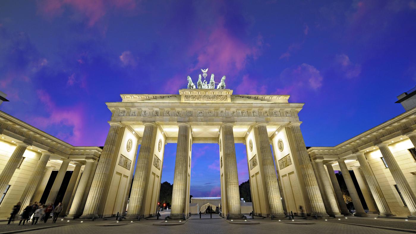 Brandenburger Tor, Quadriga, Berlin, Lila Himmel, Beleuchtung, Weitwinkel, HD, Breitbild-Hintergrundbild