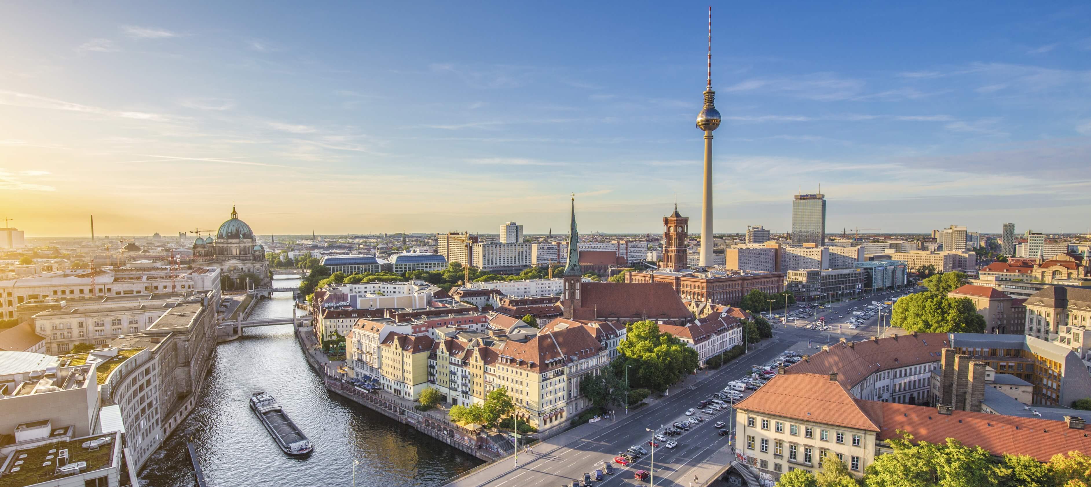 Berliner Fernsehturm, Spree, Berlin, Stadtpanorama, Sommer, Luftaufnahme, 2K-Hintergrundbild für PC