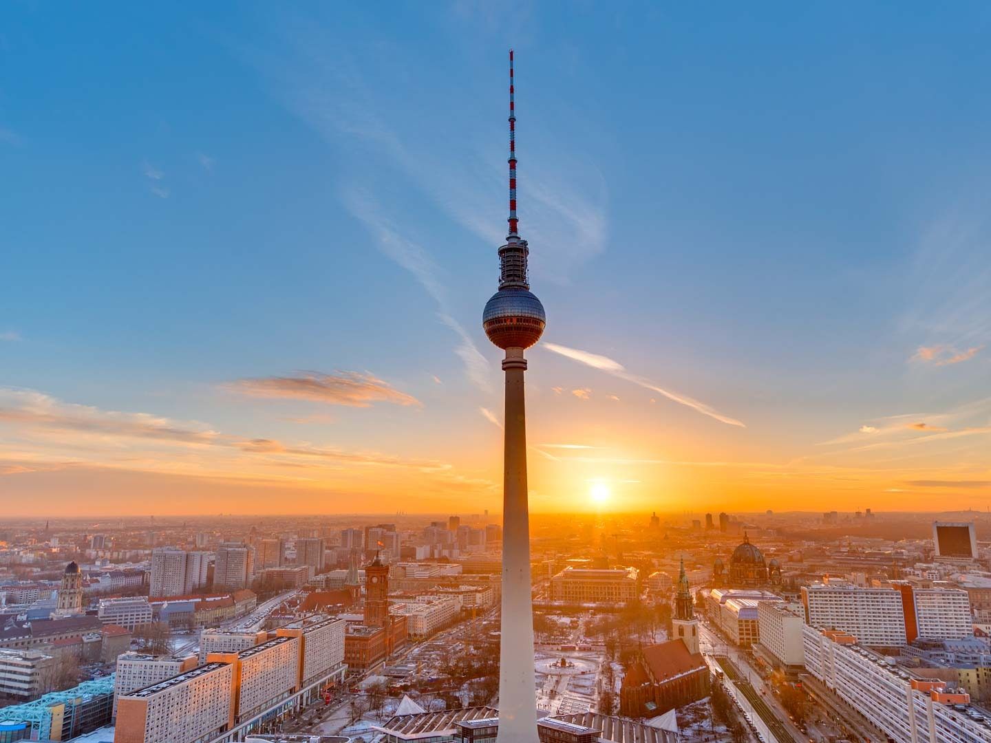 Berliner Fernsehturm, Berlin, Sonnenuntergang, Sonnenstrahlen, Stadtpanorama, HD-Tablet-Hintergrundbild