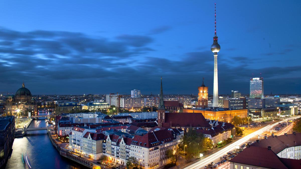 Berliner Fernsehturm, Spree, Berlin, Blaue Stunde, Skyline, Lichtspuren, Hintergrundbild
