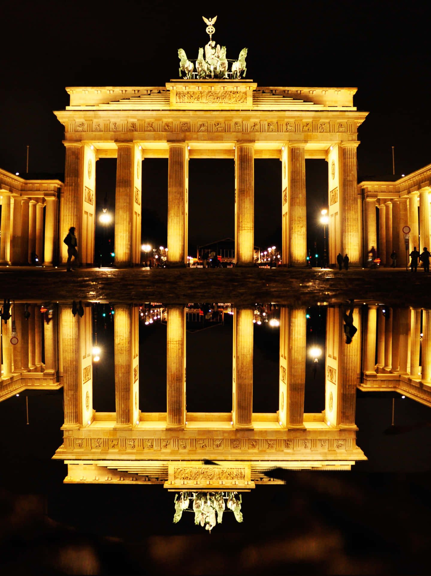 Brandenburger Tor, Berlin, Nacht, Spiegelung, Goldene Beleuchtung, Full HD, iPad-Hintergrundbild
