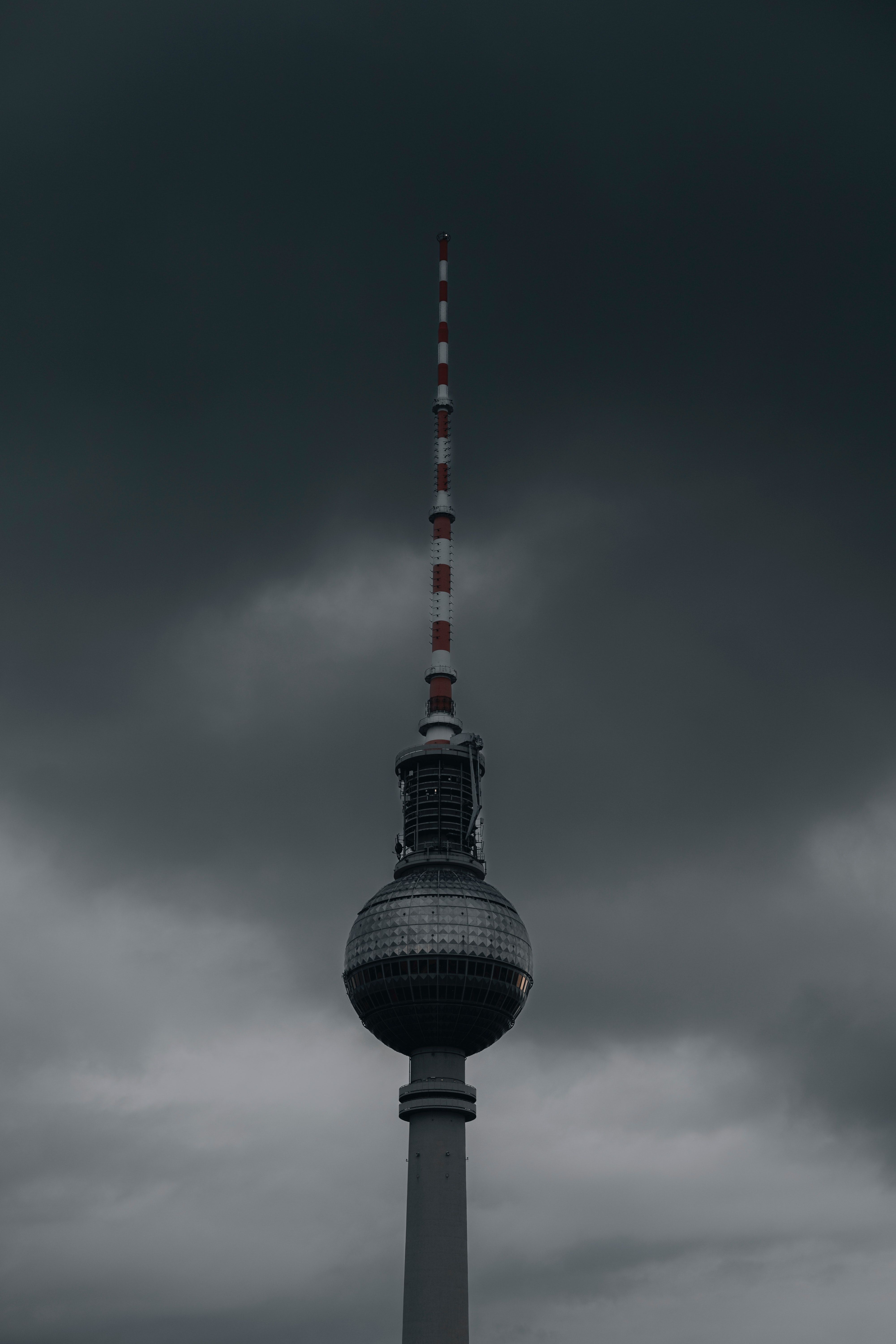 Berliner Fernsehturm, Bewölkt, Grauer Himmel, Minimalistisch, Hochformat, QHD+, Handy-Hintergrundbild