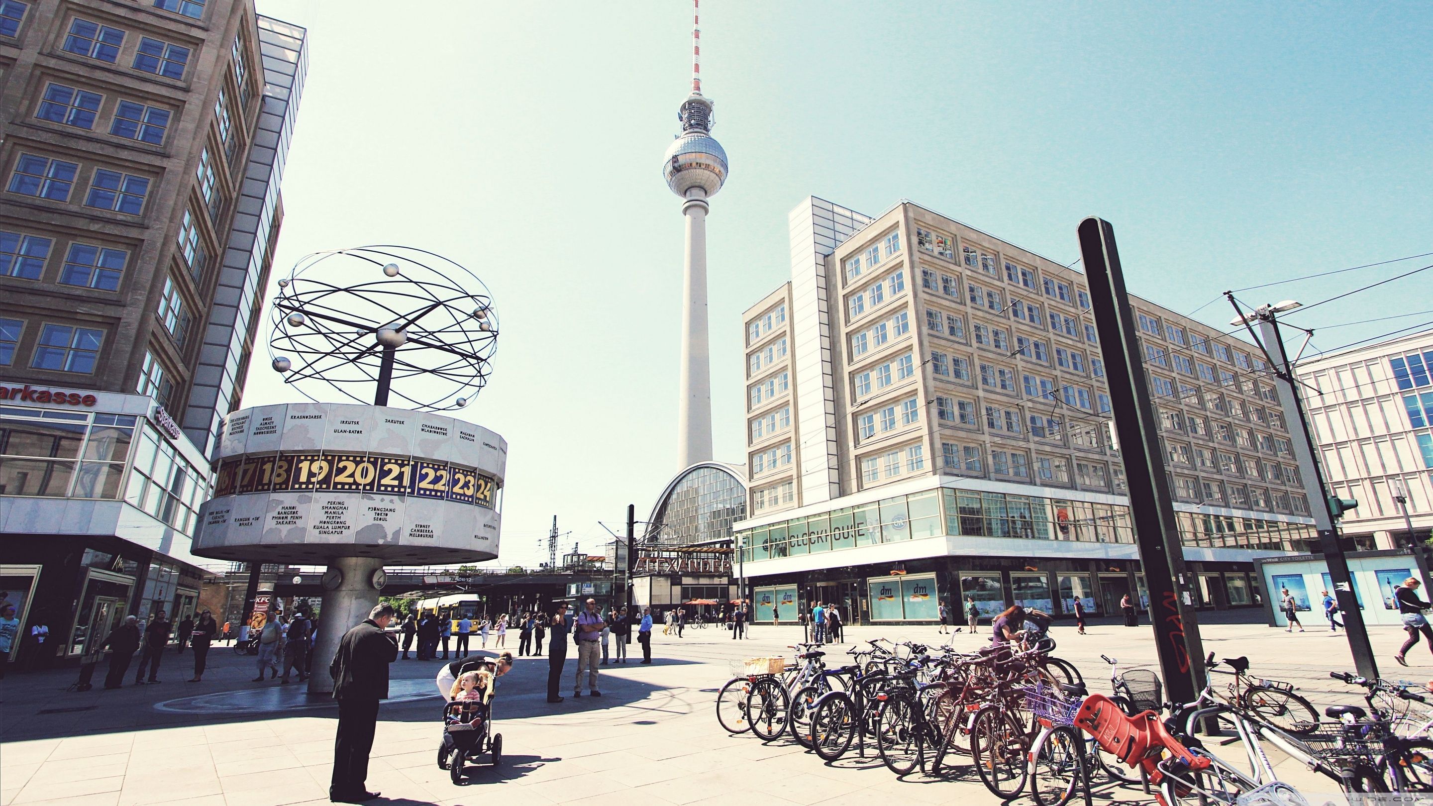 Weltzeituhr, Alexanderplatz, Berliner Fernsehturm, Berlin, Fahrräder, Tageslicht, 2K-Hintergrundbild