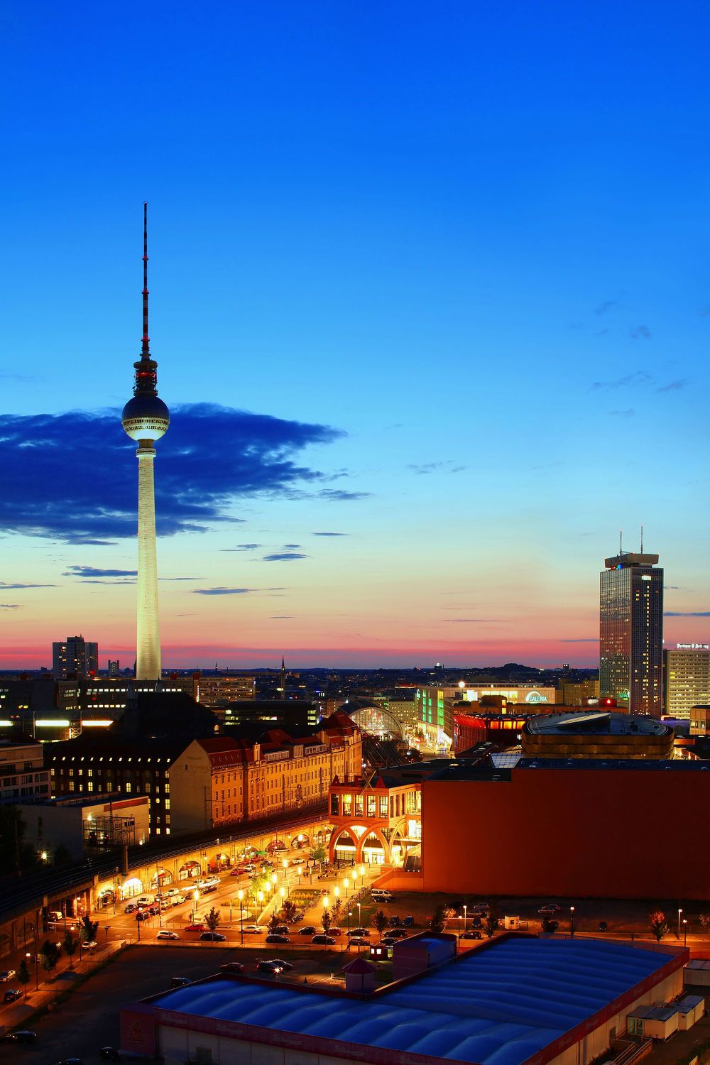 Berliner Fernsehturm, Berlin, Blaue Stunde, Stadtlichter, Hochformat, HD, iPhone-Hintergrundbild