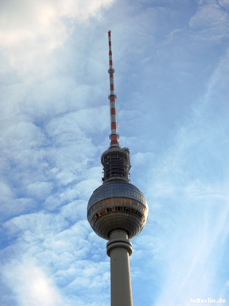 Berliner Fernsehturm, Froschperspektive, Wolken, Blauer Himmel, Hochformat, HD, Tablet-Hintergrund