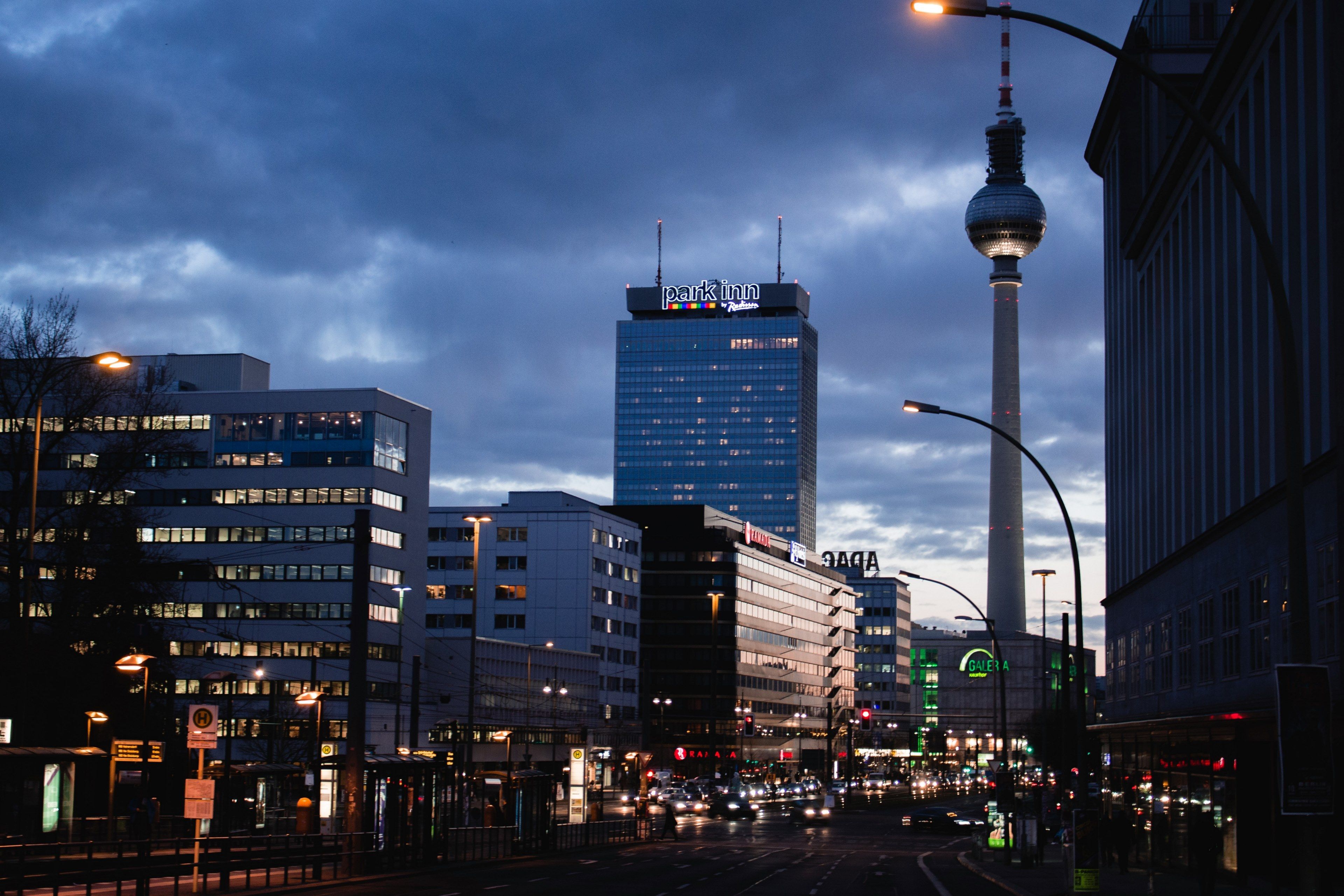 Berliner Fernsehturm, Alexanderplatz, Berlin, Hochhäuser, Abend, Bewölkt, 4K, Windows-Hintergrundbild