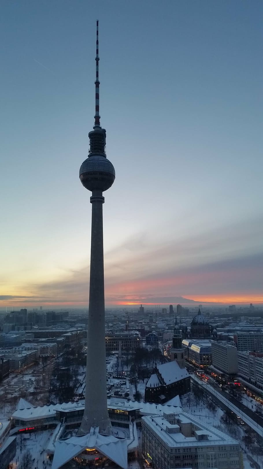 Berliner Fernsehturm, Berlin, Dämmerung, Silhouette, Hochformat, HD, Handy-Hintergrundbild