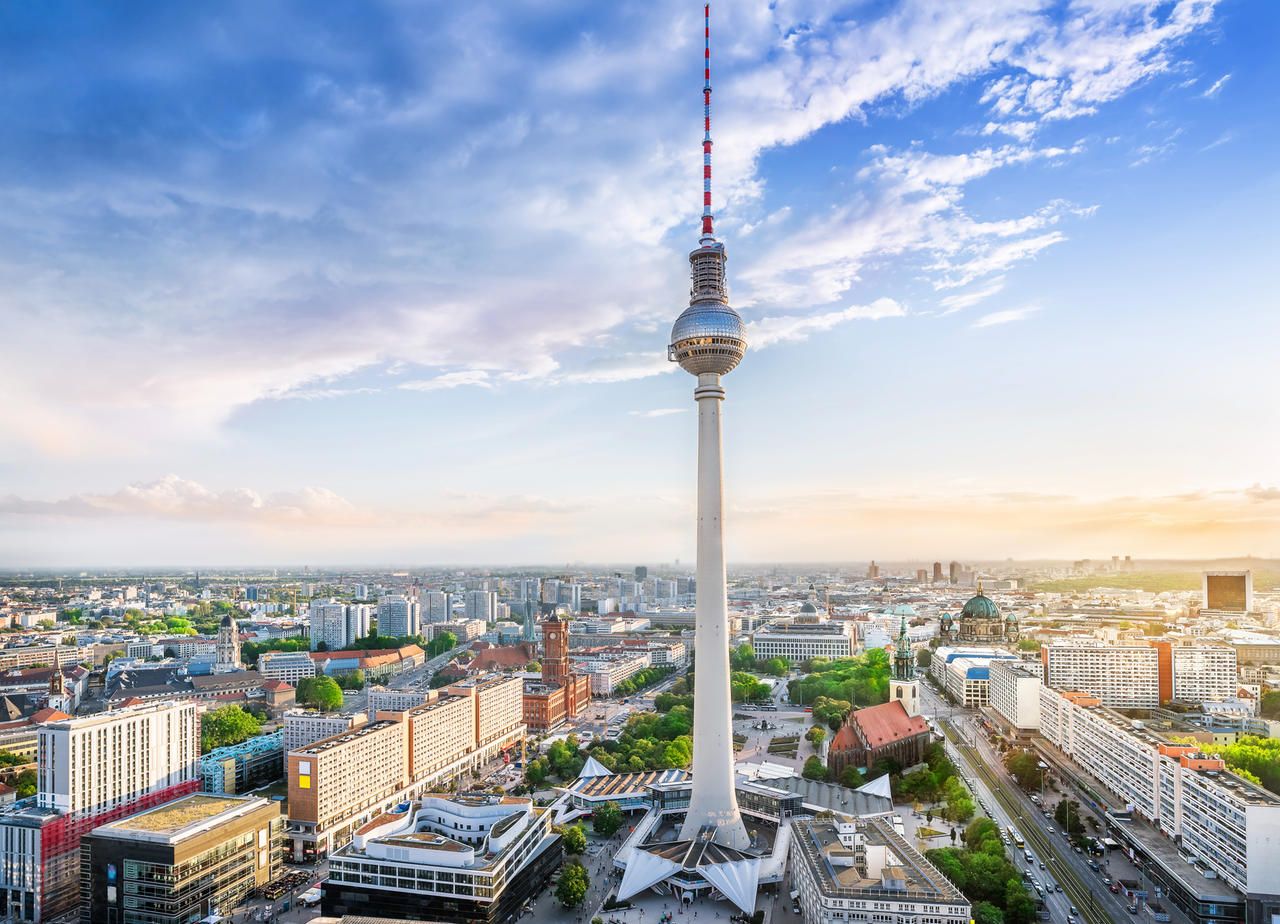 Berliner Fernsehturm, Rotes Rathaus, Berlin, Stadtpanorama, Blauer Himmel, Luftaufnahme, HD Wallpaper