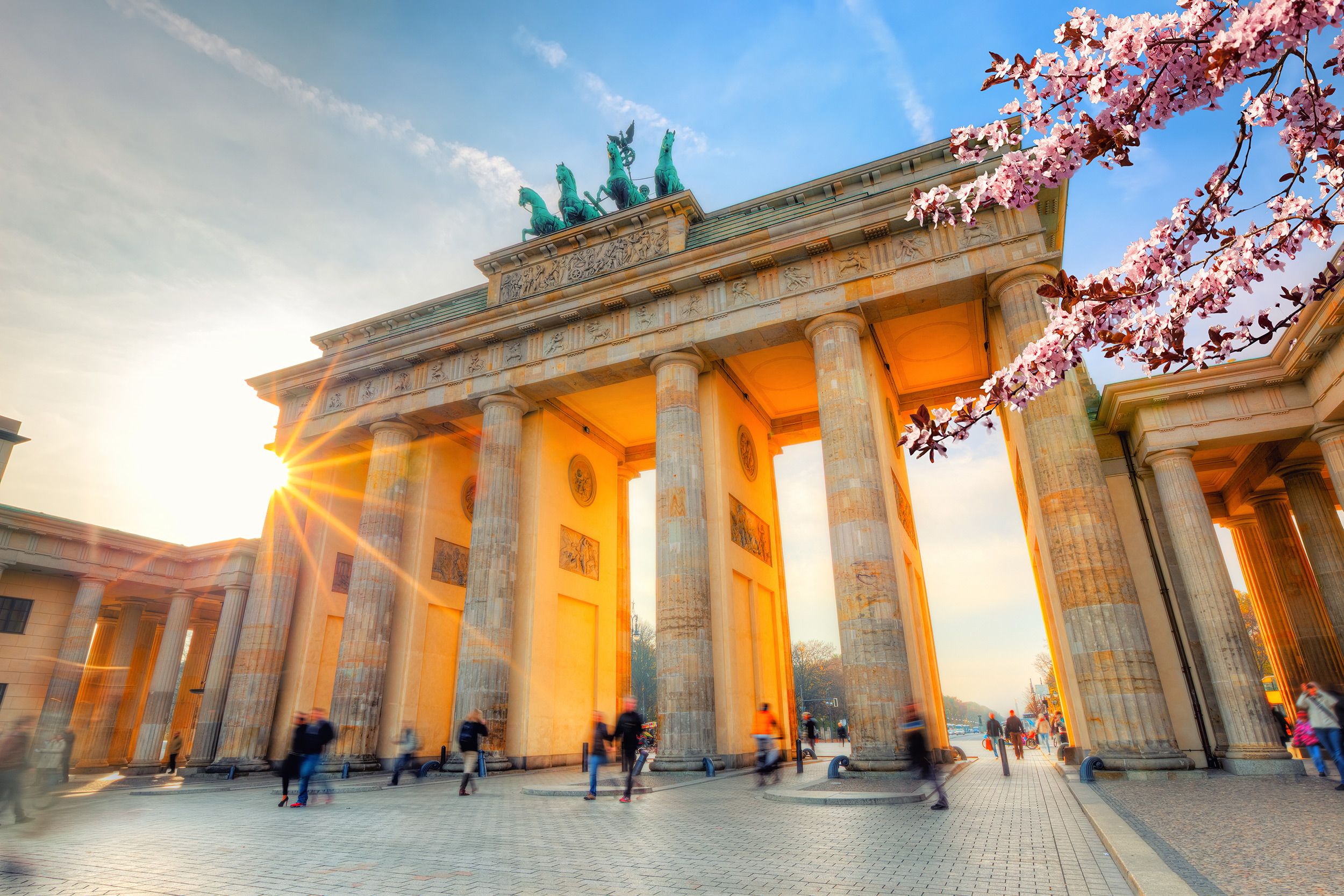 Brandenburger Tor, Quadriga, Berlin, Kirschblüte, Gegenlicht, Sonnenstrahlen, Full-HD-Hintergrundbild
