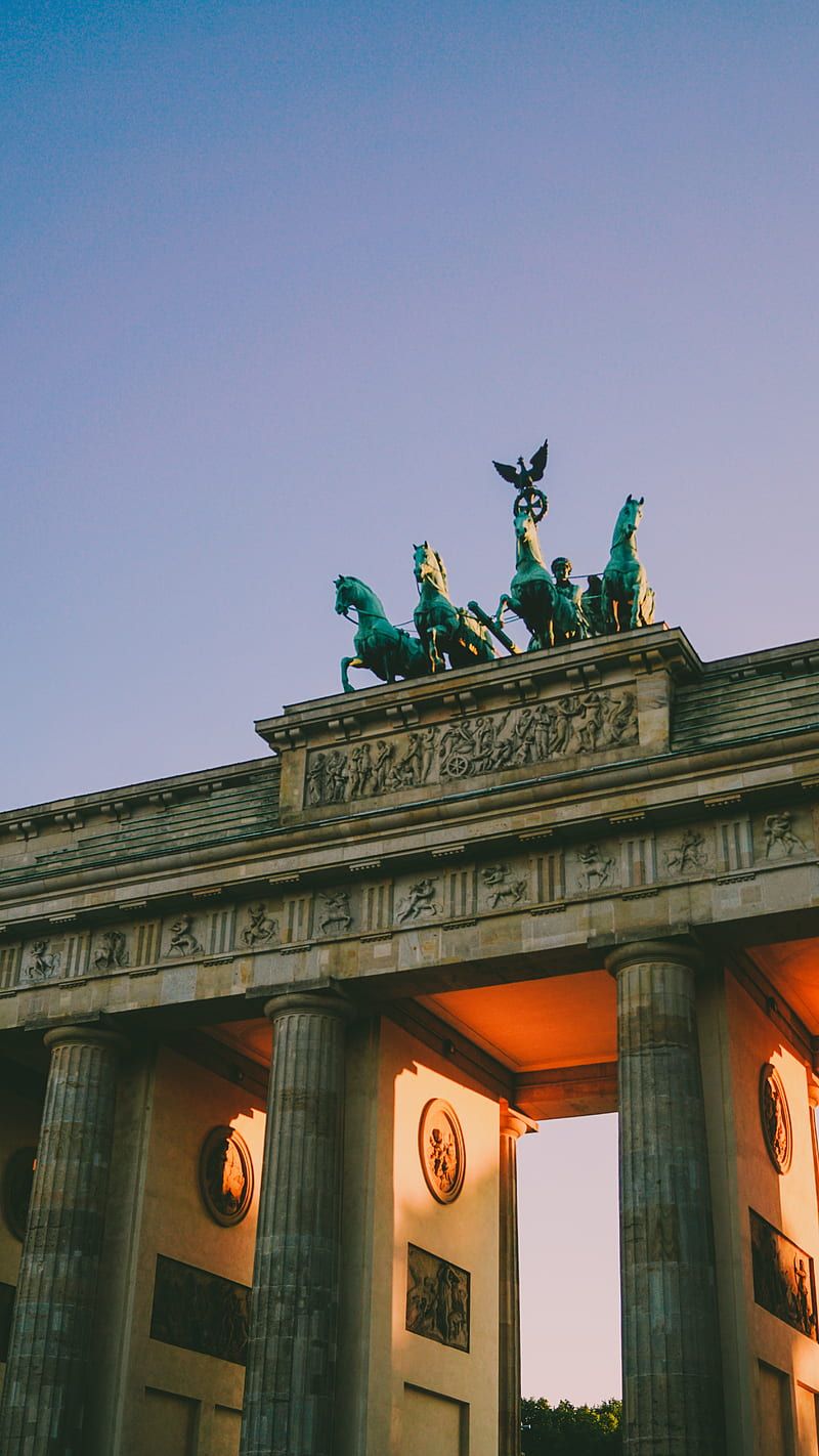 Brandenburger Tor, Quadriga, Berlin, Froschperspektive, Abendhimmel, Hochformat, Handy-Hintergrundbild