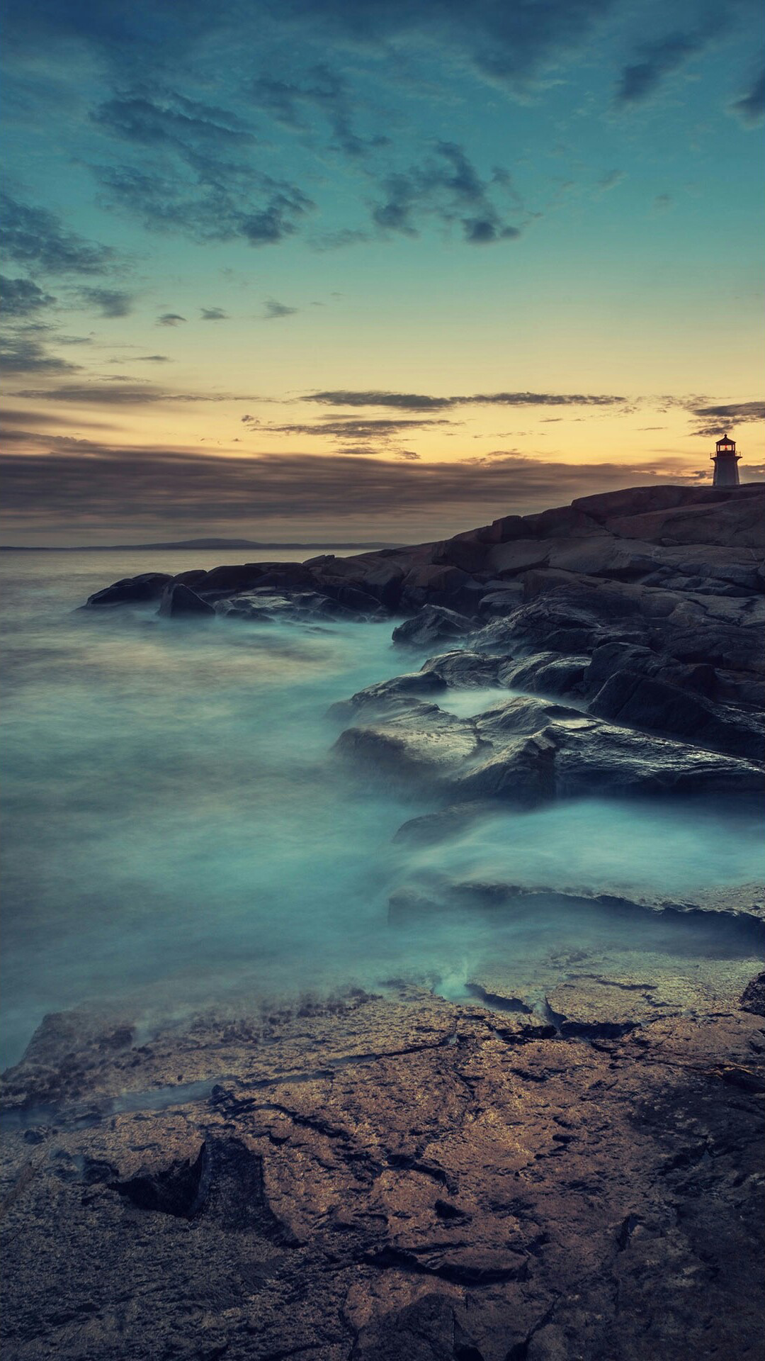 Felsenküste, Leuchtturm, Langzeitbelichtung, Dämmerung, Full HD, Handy-Hintergrund im Hochformat