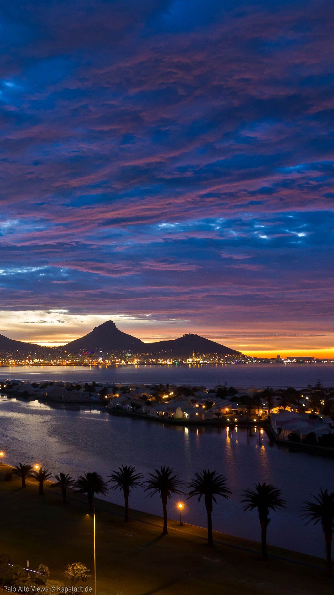 Küstenstadt, Palmen, Abenddämmerung, Berge, Full HD, Handy-Hintergrund im Hochformat