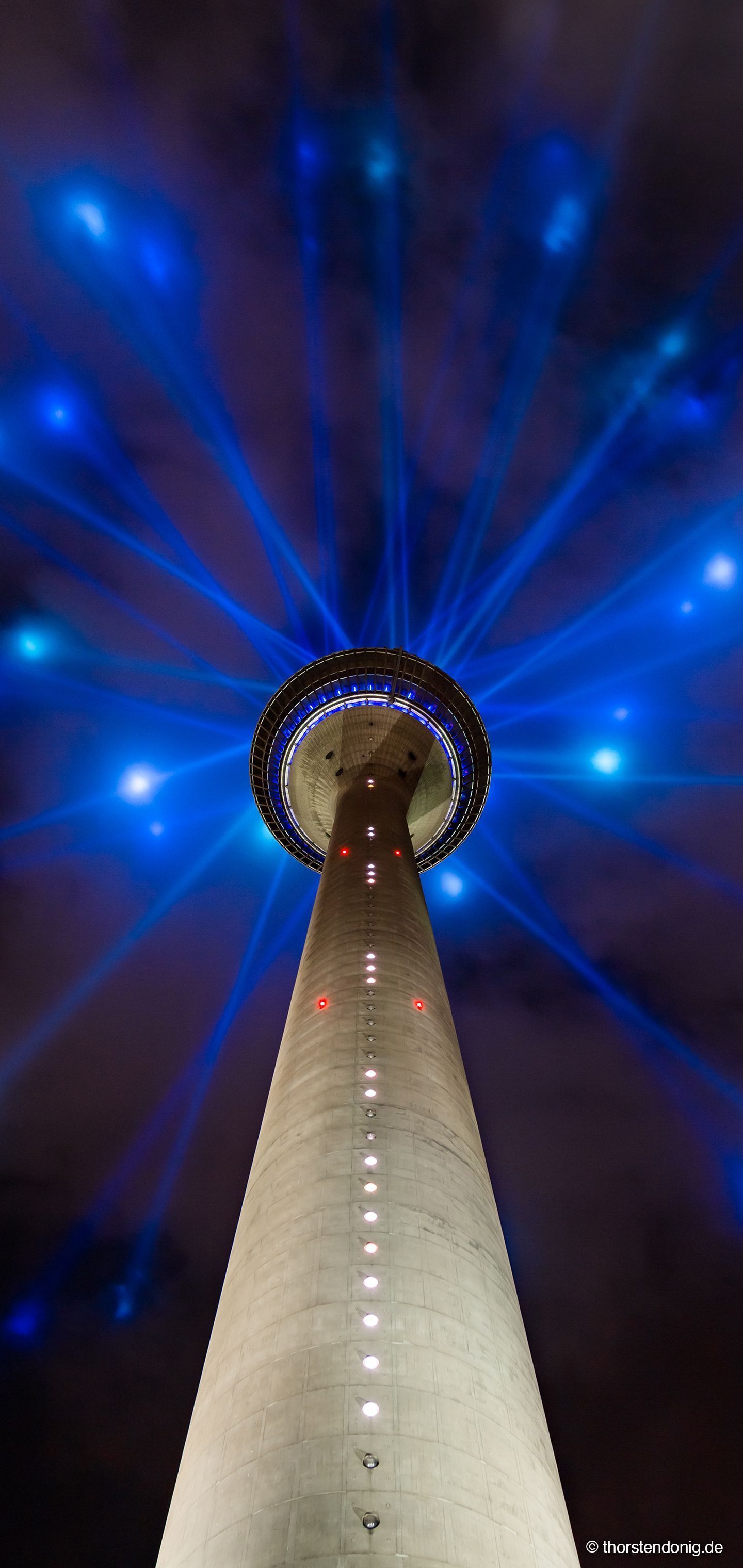 Berliner Fernsehturm, Froschperspektive, Nacht, Blaue Strahlen, QHD+, Handy-Hintergrundbild