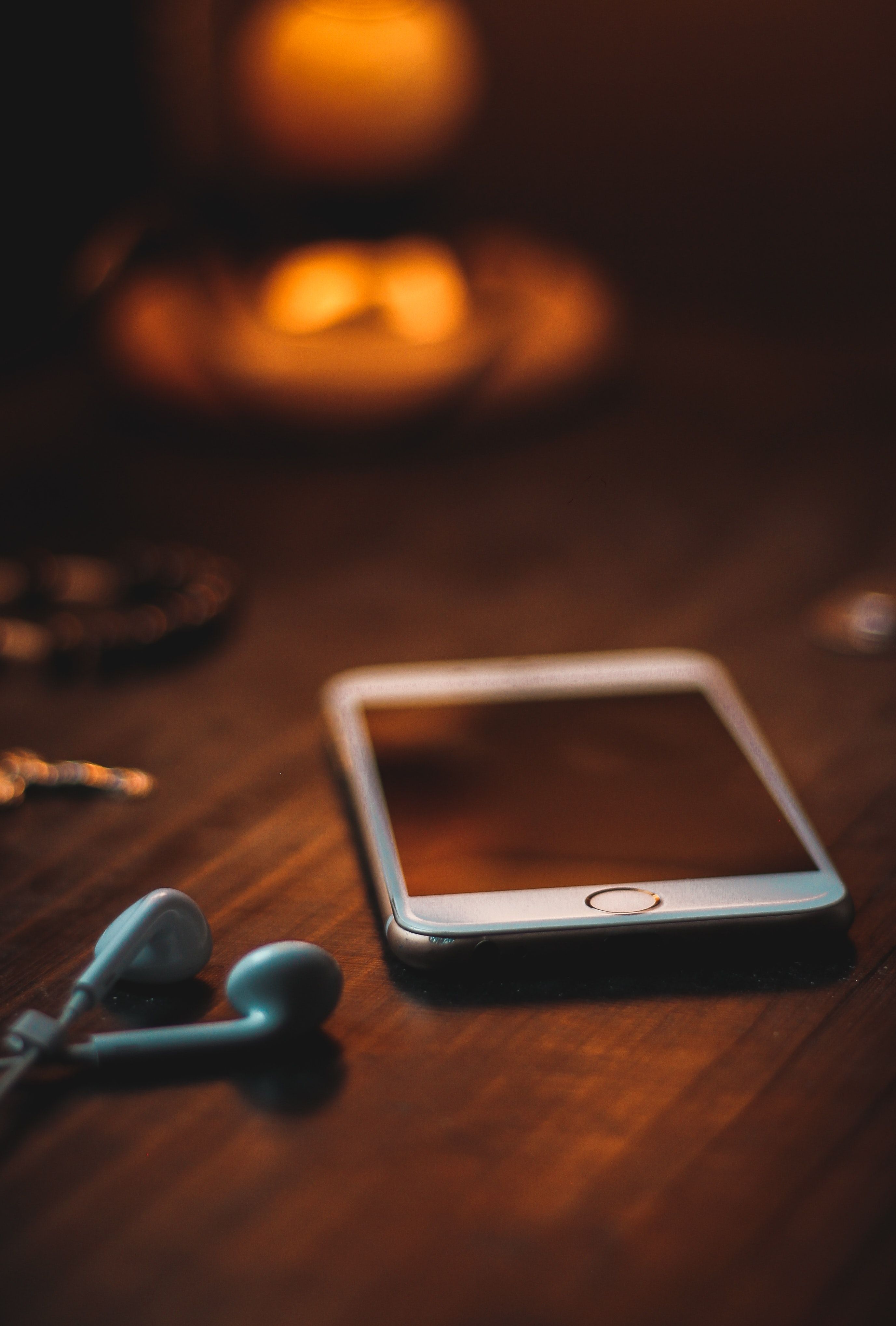 Smartphone, Kopfhörer, Holztisch, Bokeh, Hintergrundbild für iPad und Tablet