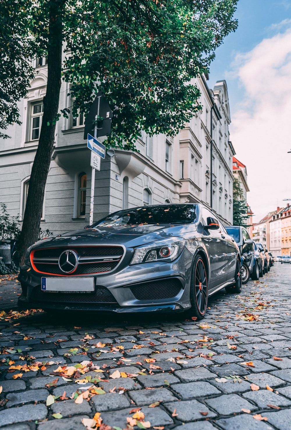 Mercedes CLA, Silber, Kopfsteinpflaster, Herbst, Altbau, HD, iPad-Hintergrundbild