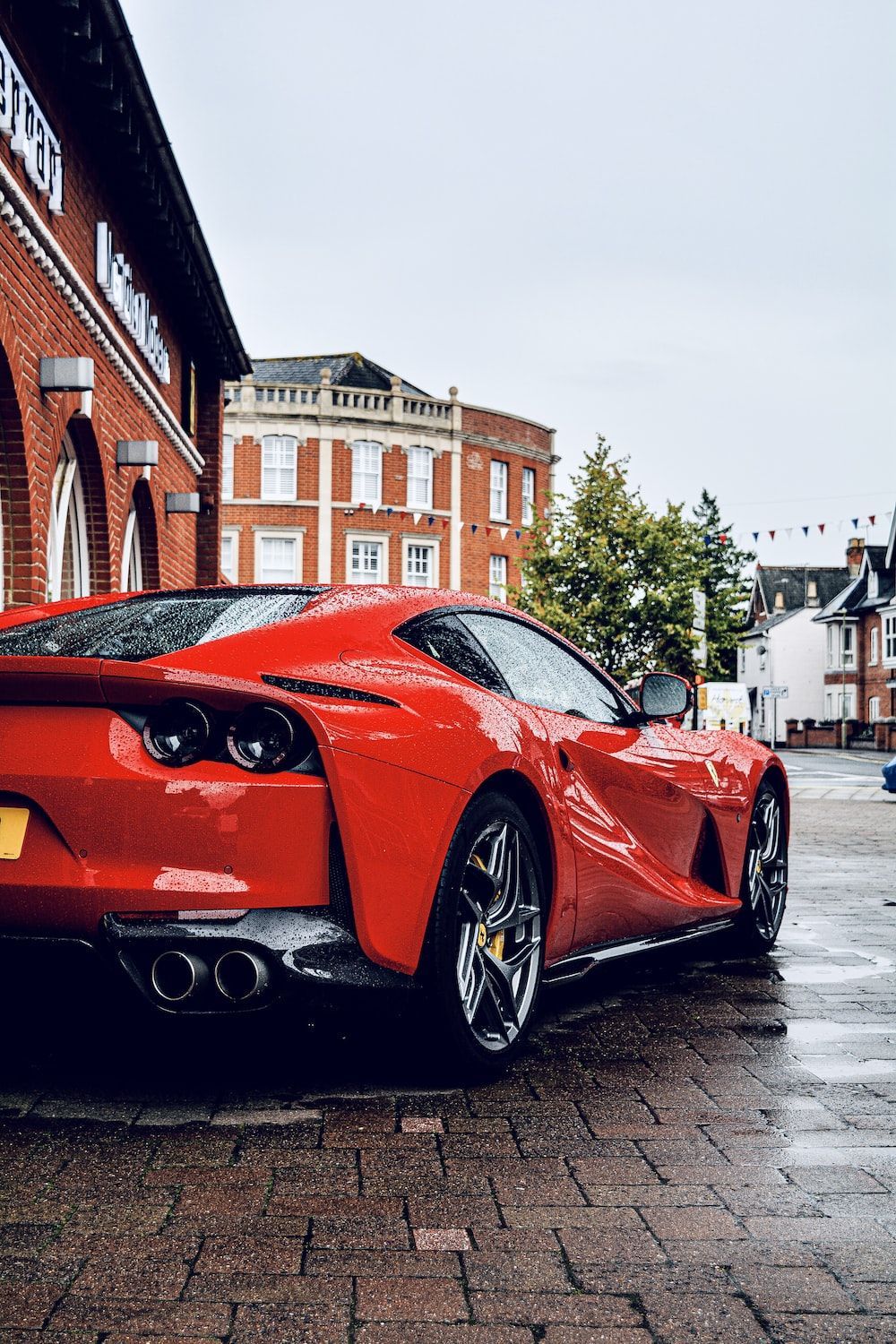 Ferrari 812 Superfast, Sportwagen, Backsteinhäuser, Nasse Straße, Hintergrundbild fürs Handy