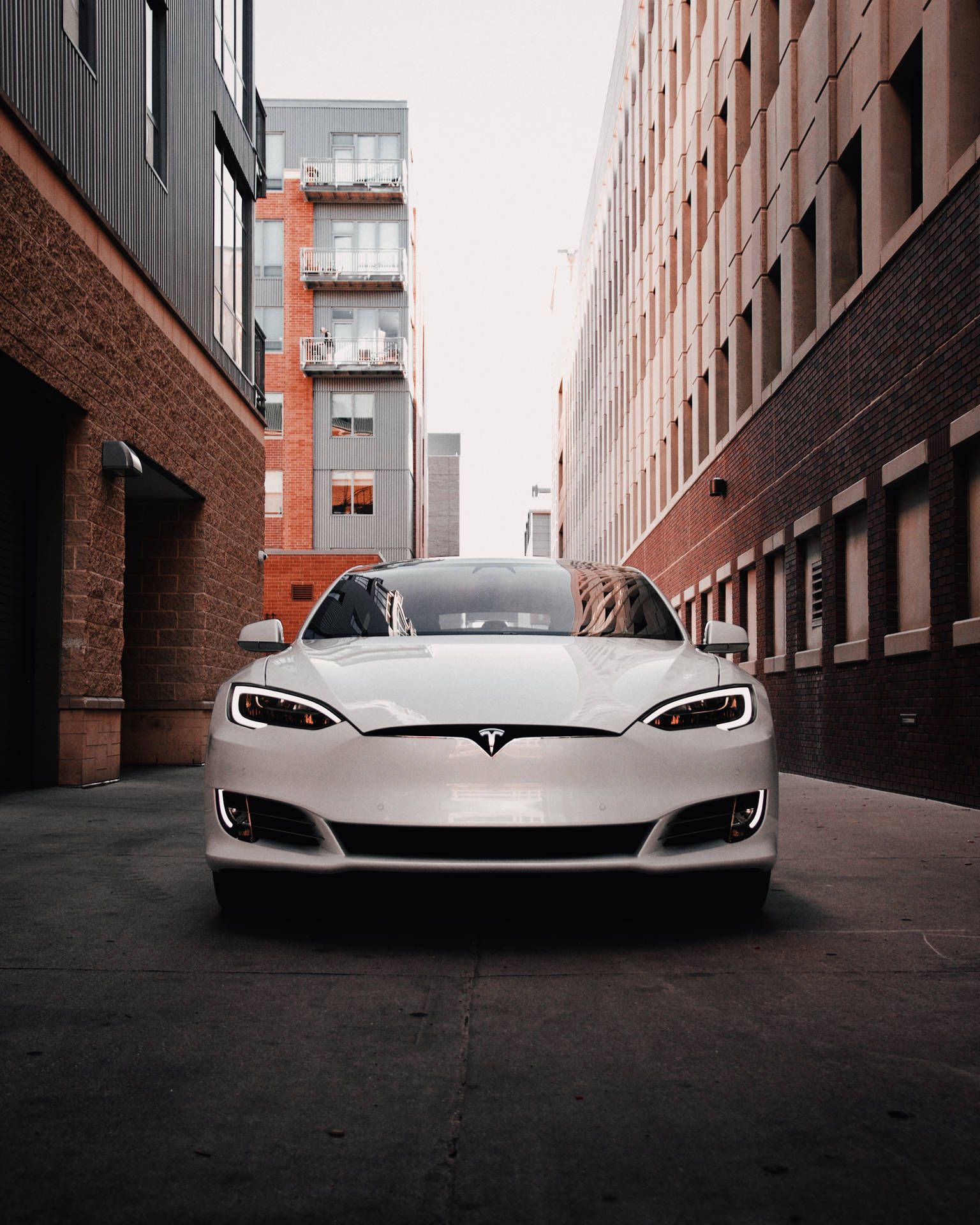 Tesla Model S, Tesla, Weißes Elektroauto, Gasse, Backsteinhäuser, Frontansicht, Tablet-Hintergrundbild