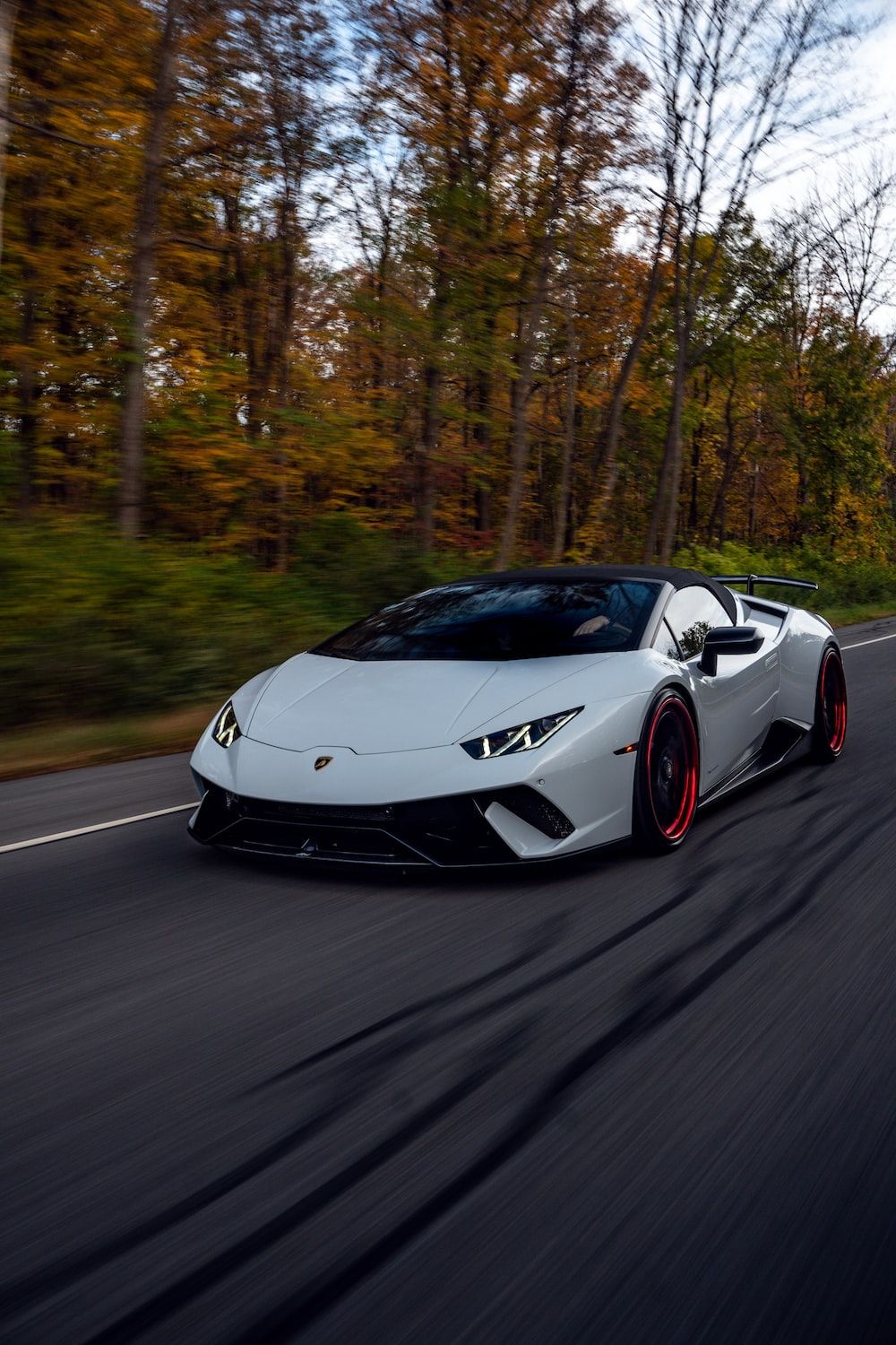 Lamborghini Huracán Performante, Weißer Sportwagen, Herbstwald, Landstraße, Bewegungsunschärfe, Handy-Hintergrundbild