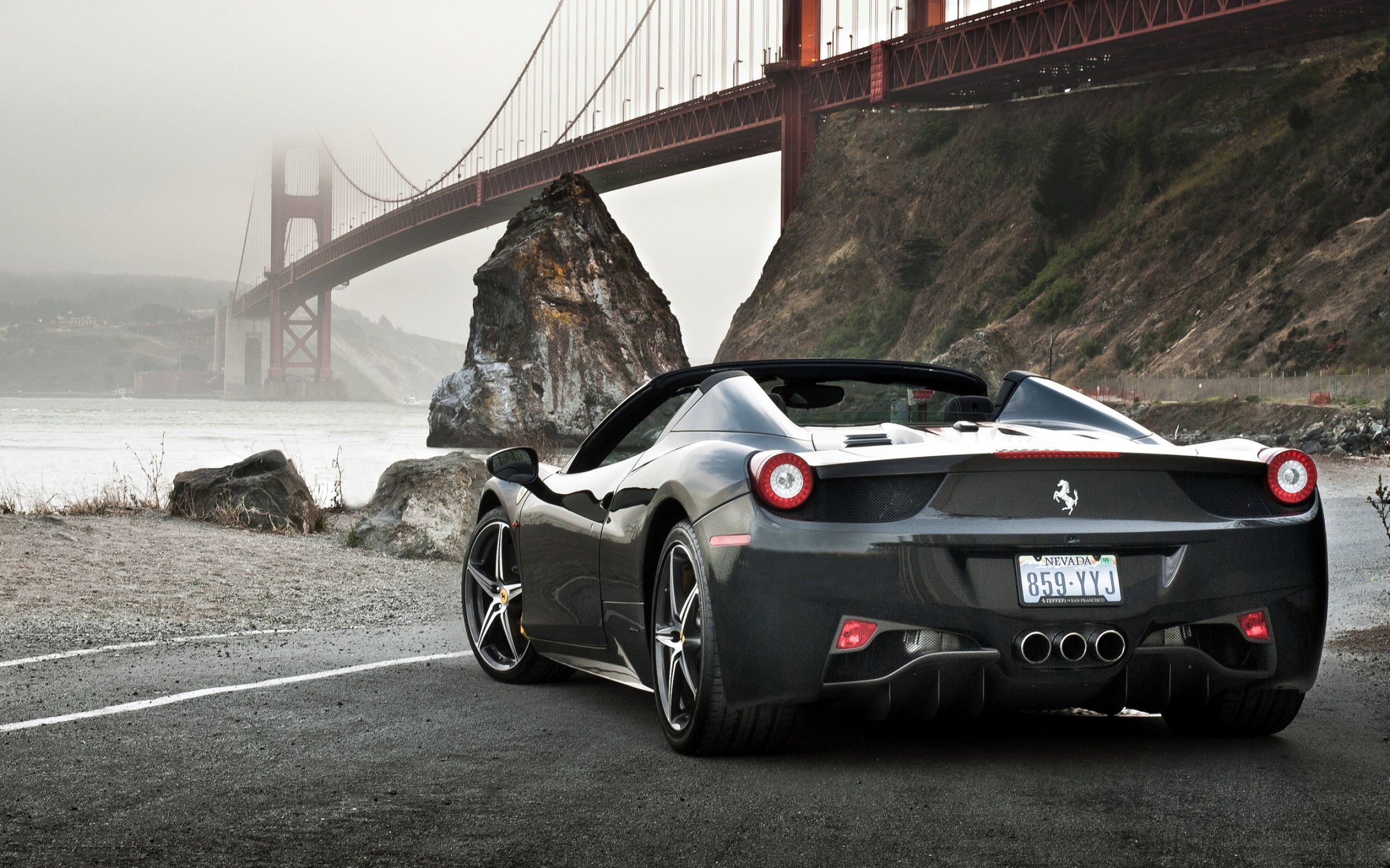 Ferrari 458 Spider, Golden Gate Bridge, Schwarzer Sportwagen, Cabrio, Nebel, 2K-Desktop-Hintergrund
