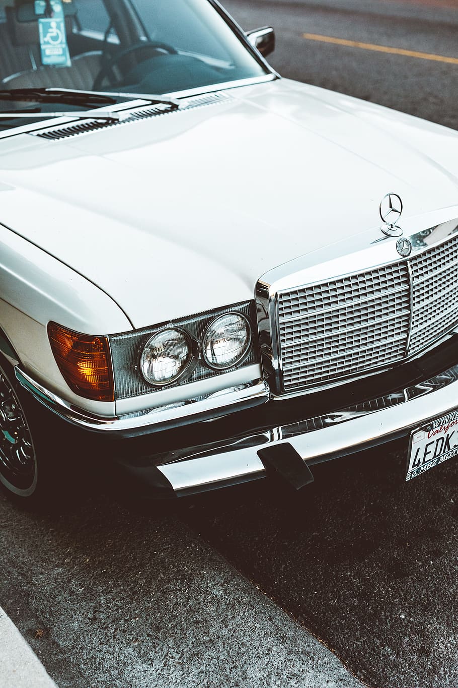Mercedes-Benz W123, Weiß, Kühlergrill, Oldtimer, HD, Handy-Hintergrund im Hochformat