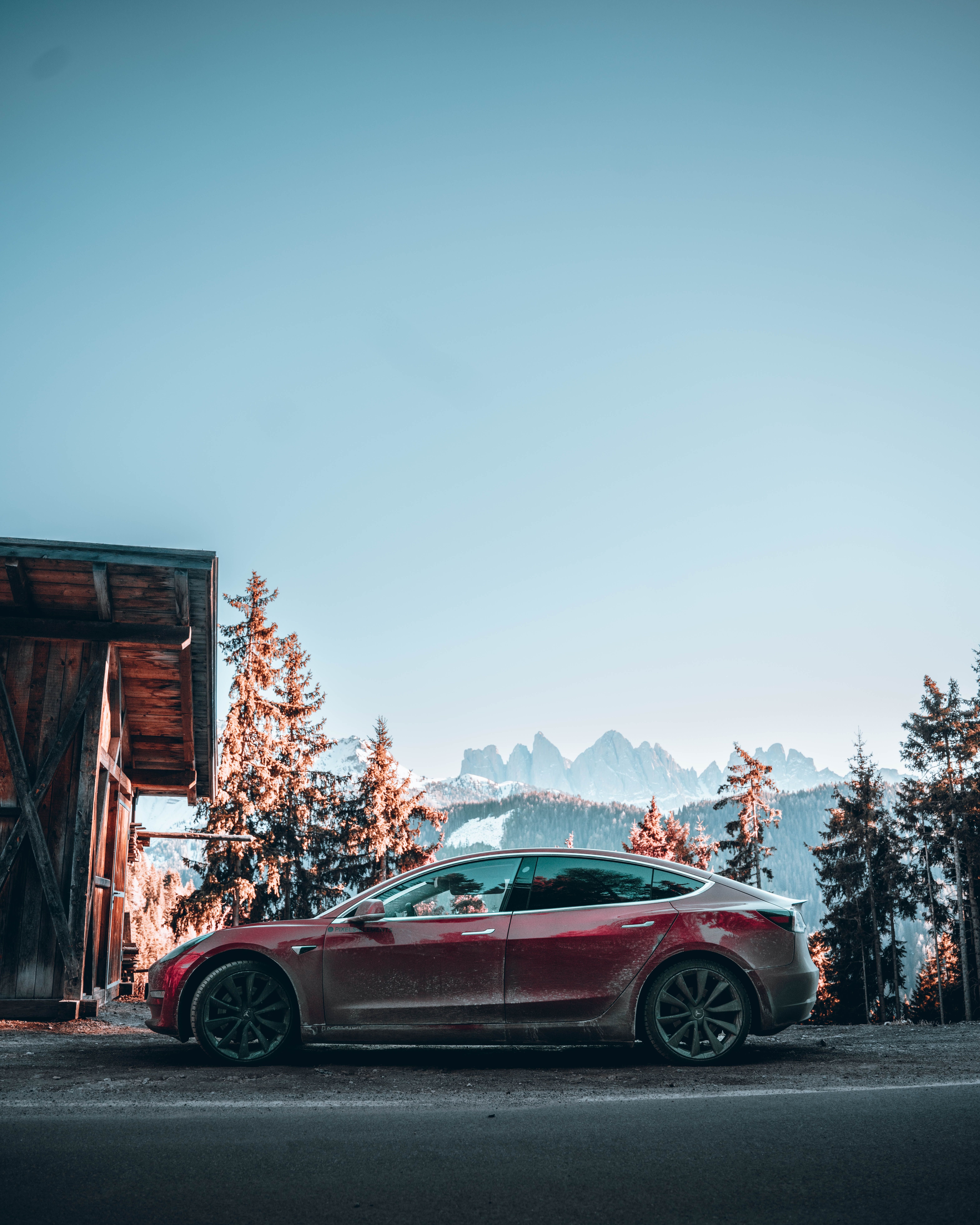Tesla Model 3, Tesla, Roter Elektroauto, Winter, Tannen, Blauer Himmel, QHD+, iPad-Hintergrundbild