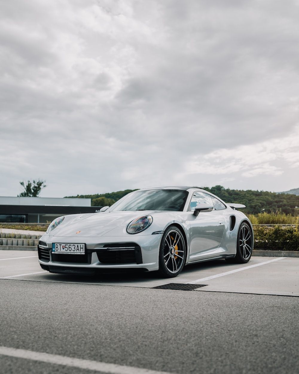 Porsche 911 Turbo S, Porsche, Silberner Sportwagen, Bewölkter Himmel, Rennstrecke, Tablet-Hintergrundbild