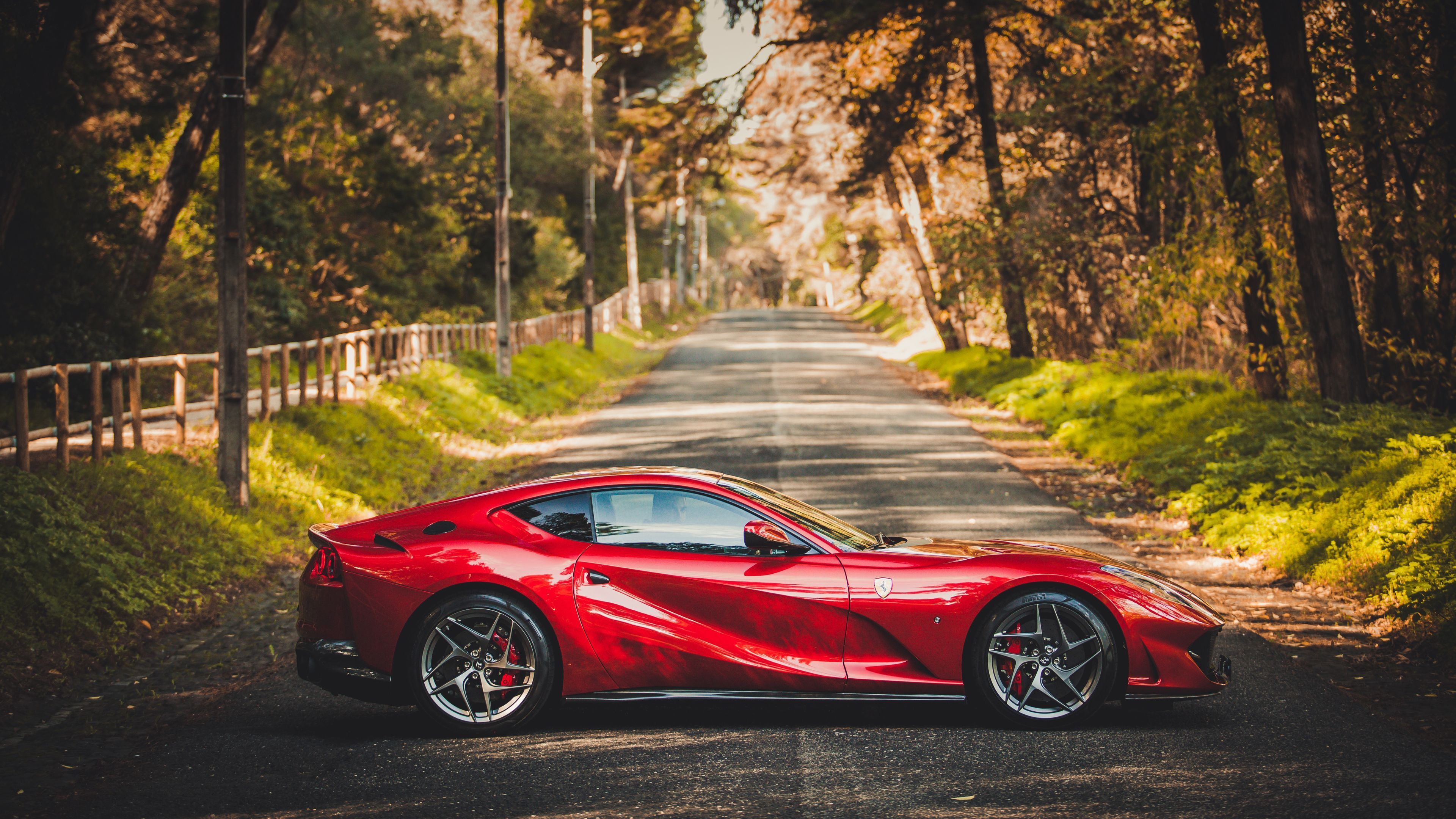Ferrari 812 Superfast, Waldweg, Herbst, Seitenansicht, 3840x2160, 4K-Hintergrundbild für PC