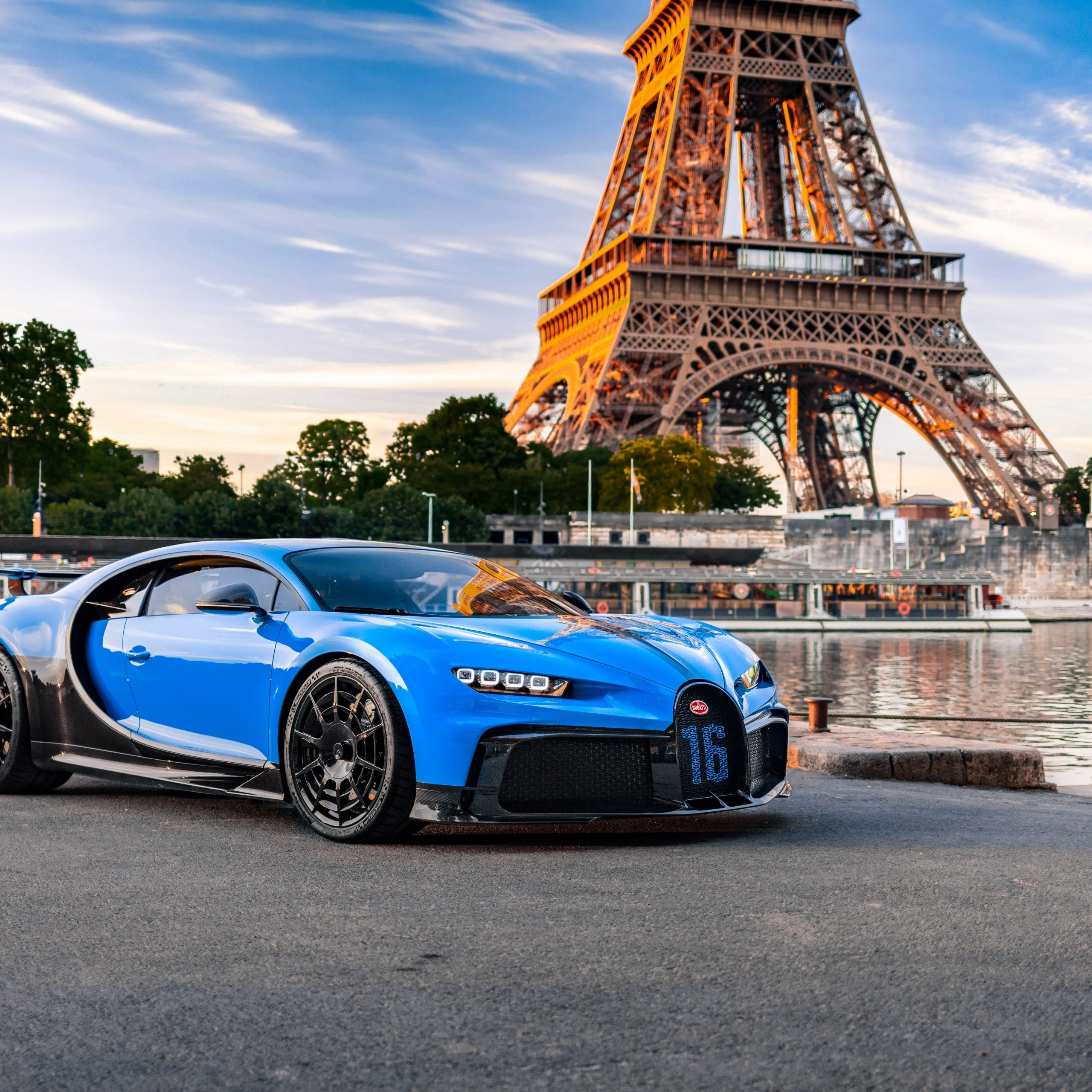 Bugatti Chiron Pur Sport, Eiffelturm, Paris, Blaues Auto, Sportwagen, Hintergrundbild fürs Tablet