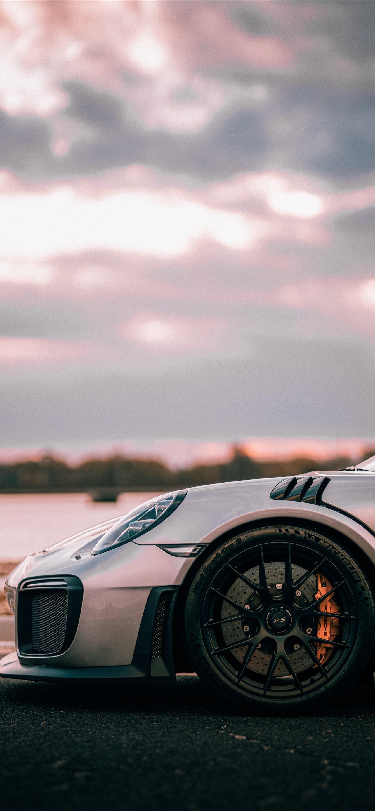 Porsche 911 GT2 RS, Porsche, Weißer Sportwagen, Bewölkter Himmel, Rennsport, Full-HD-Handy-Hintergrundbild