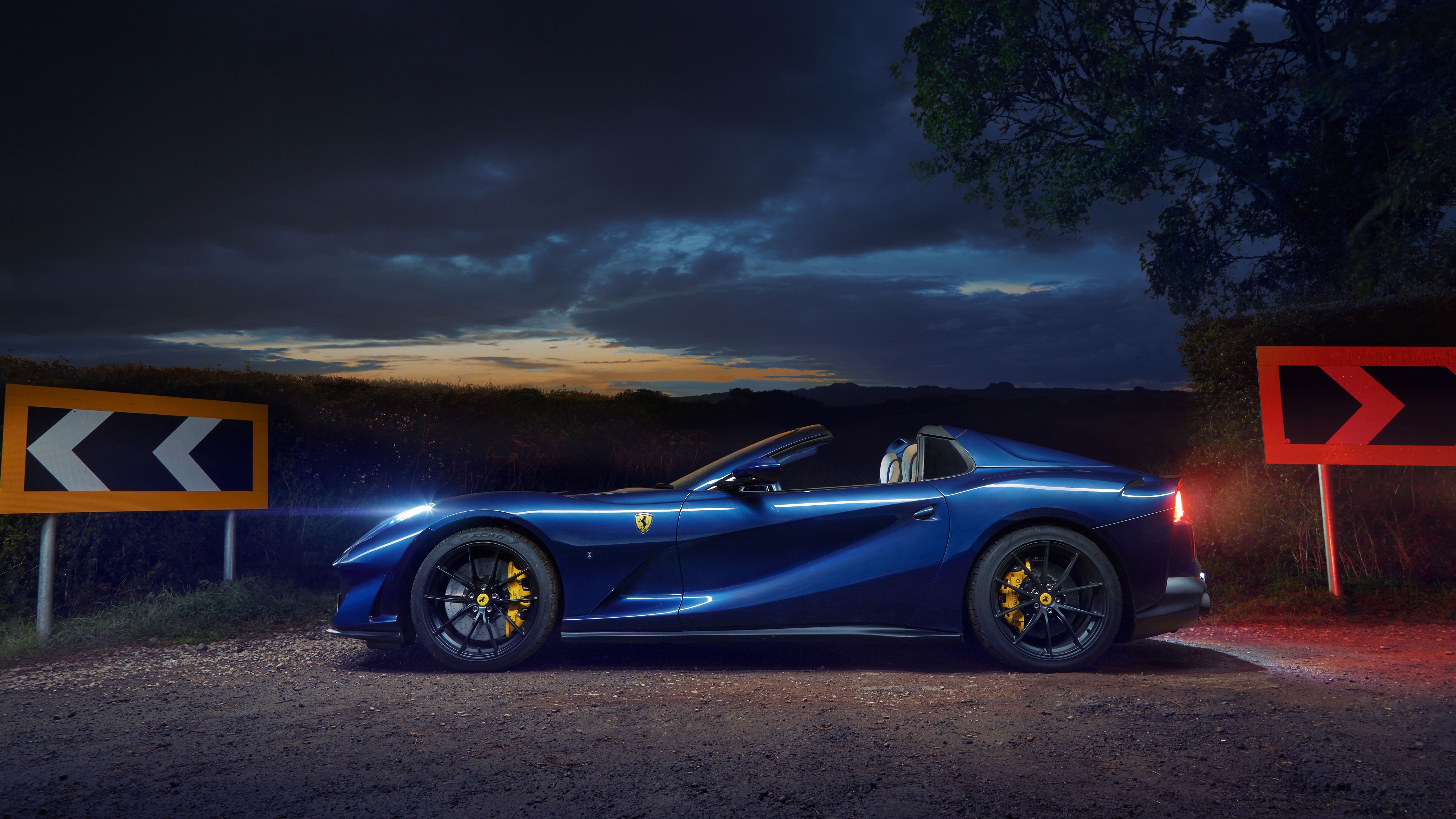 Ferrari 812 GTS, Blauer Sportwagen, Cabrio, Dämmerung, Leitschilder, 5K-Hintergrundbild für PC