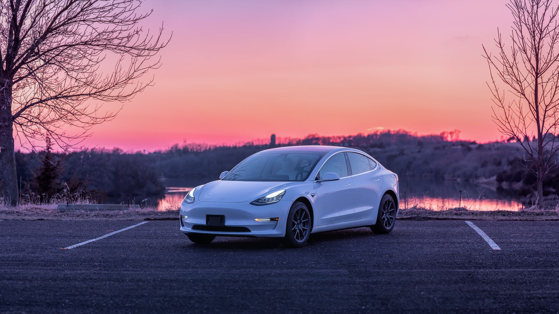 Tesla Model 3, Tesla, Weißer Elektroauto, Rosa Himmel, Sonnenuntergang, See, Full-HD-Hintergrundbild