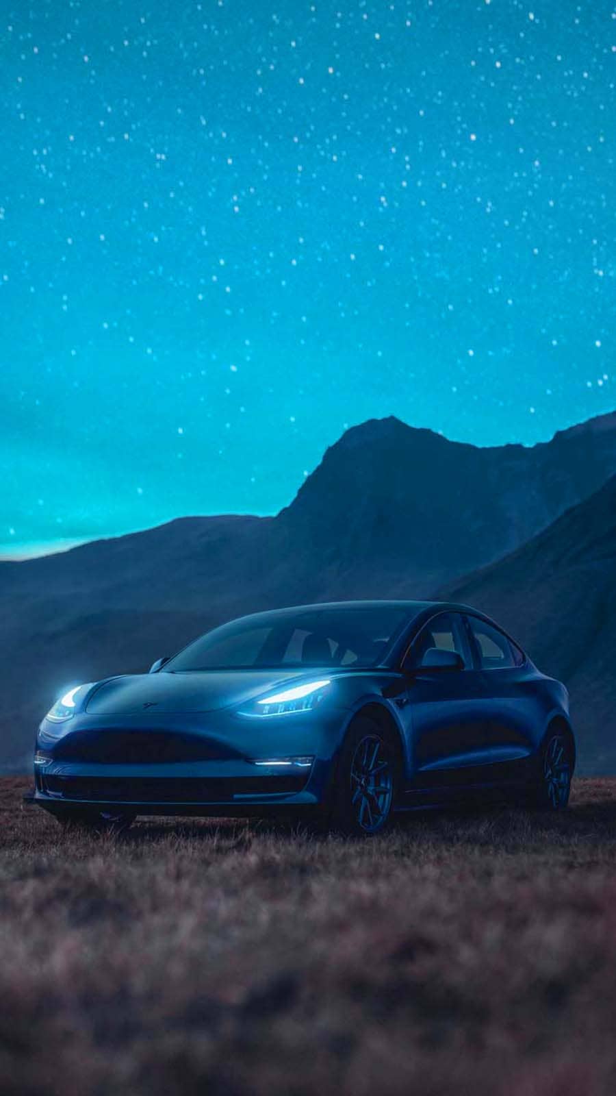 Tesla Model Y, Tesla, Sternenhimmel, Berge, Blaue Stunde, Nacht, Hintergrundbild fürs Handy